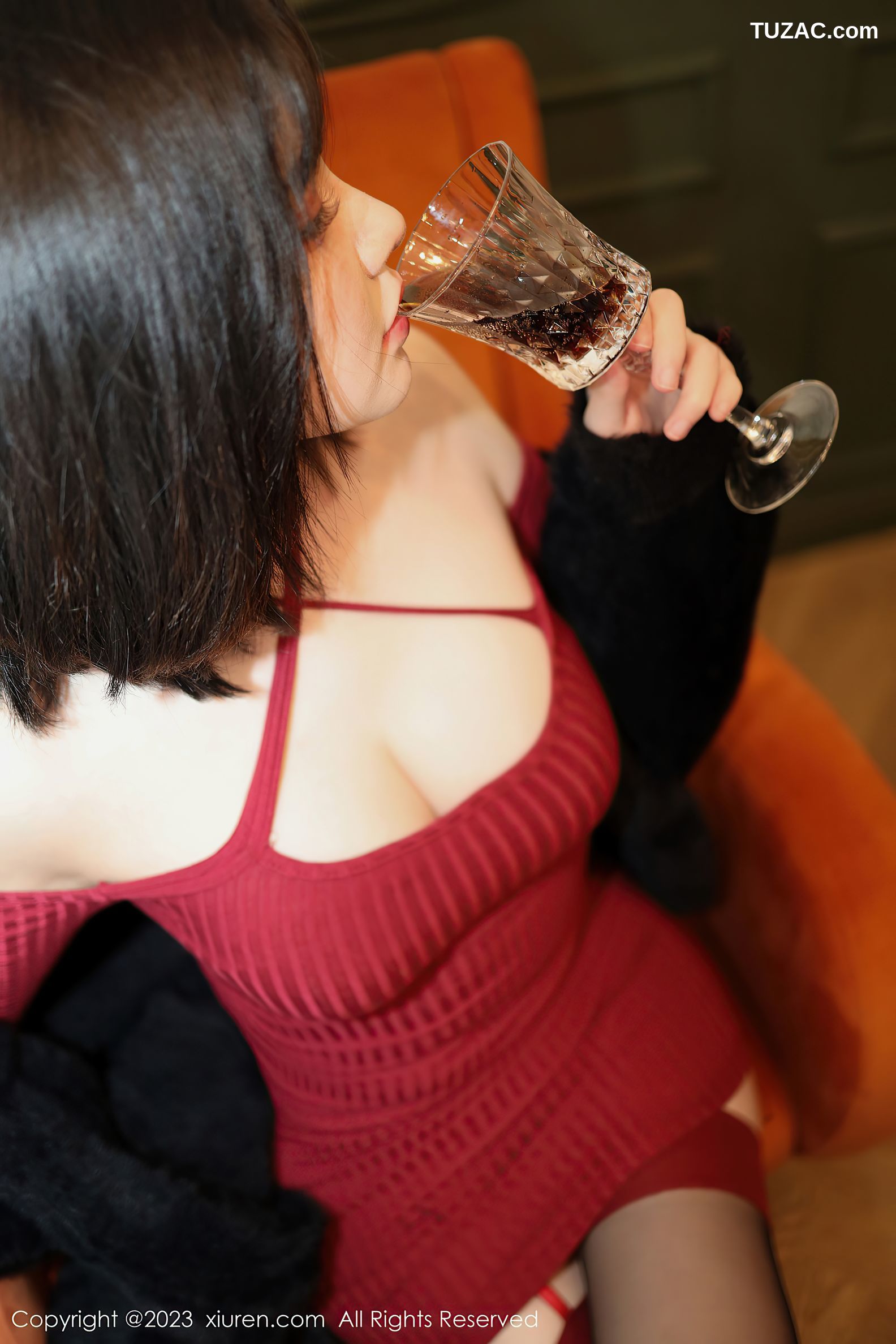 XiuRen秀人网-6144-桃桃子-红色收身连衣短黑色蕾丝内衣