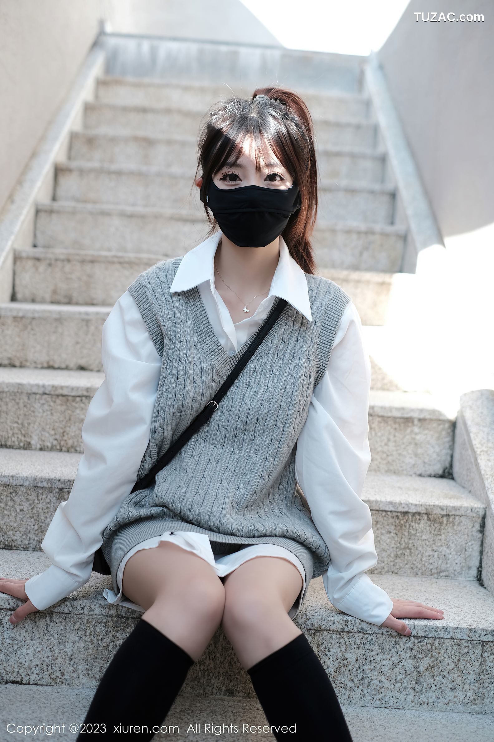 XiuRen秀人网-6145-佘贝拉-南京旅拍-白T灰色短裙