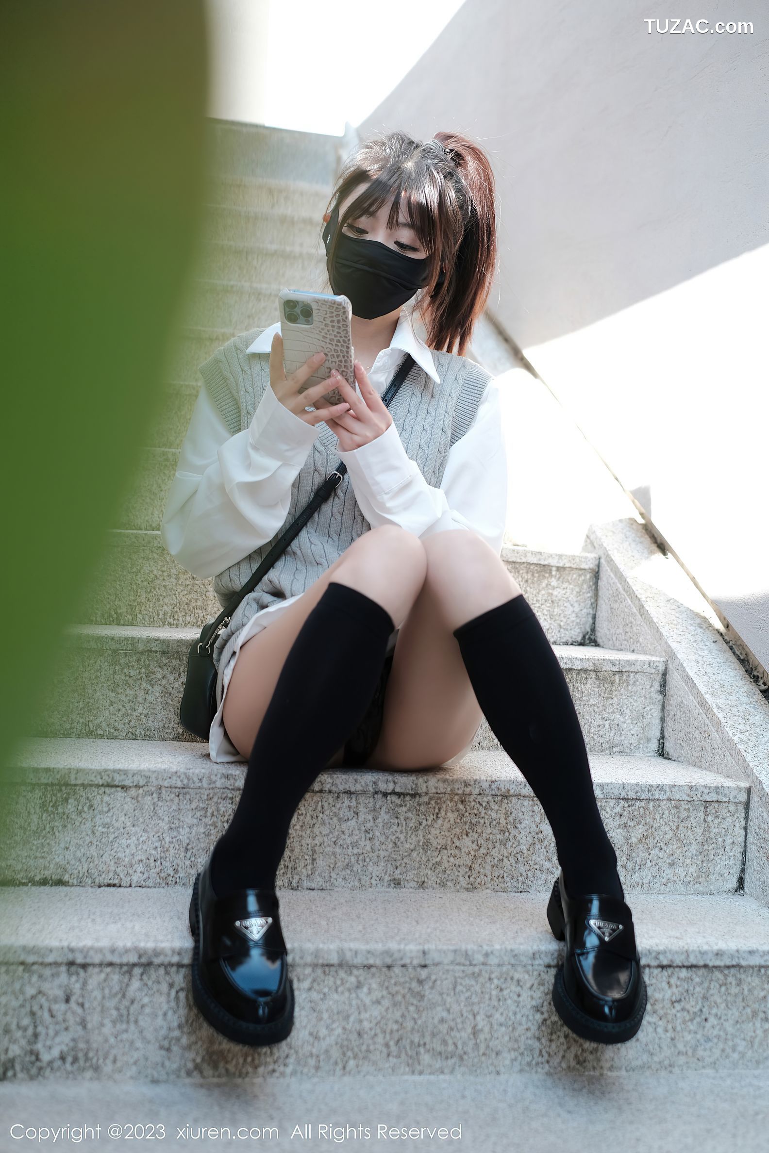 XiuRen秀人网-6145-佘贝拉-南京旅拍-白T灰色短裙