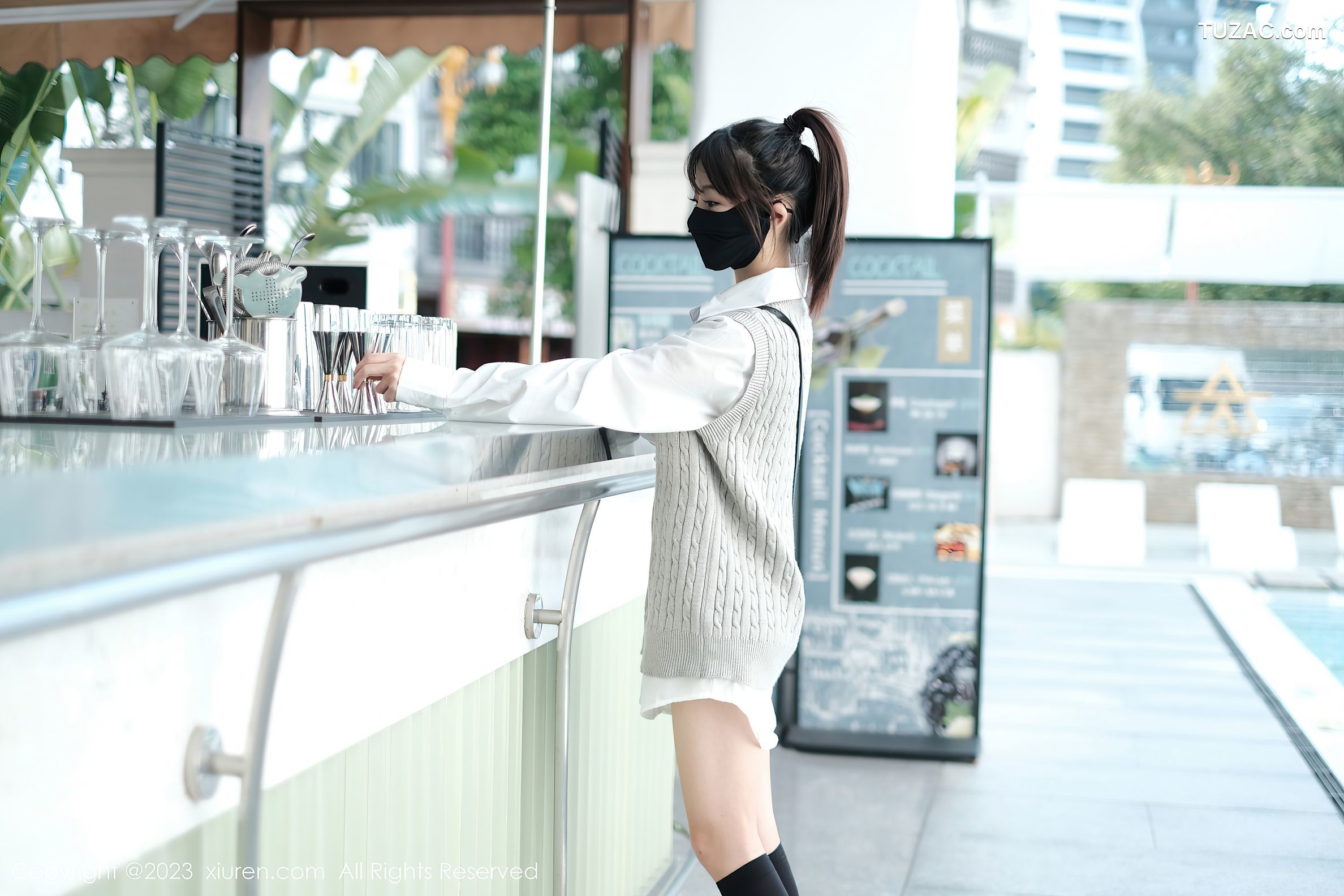 XiuRen秀人网-6145-佘贝拉-南京旅拍-白T灰色短裙