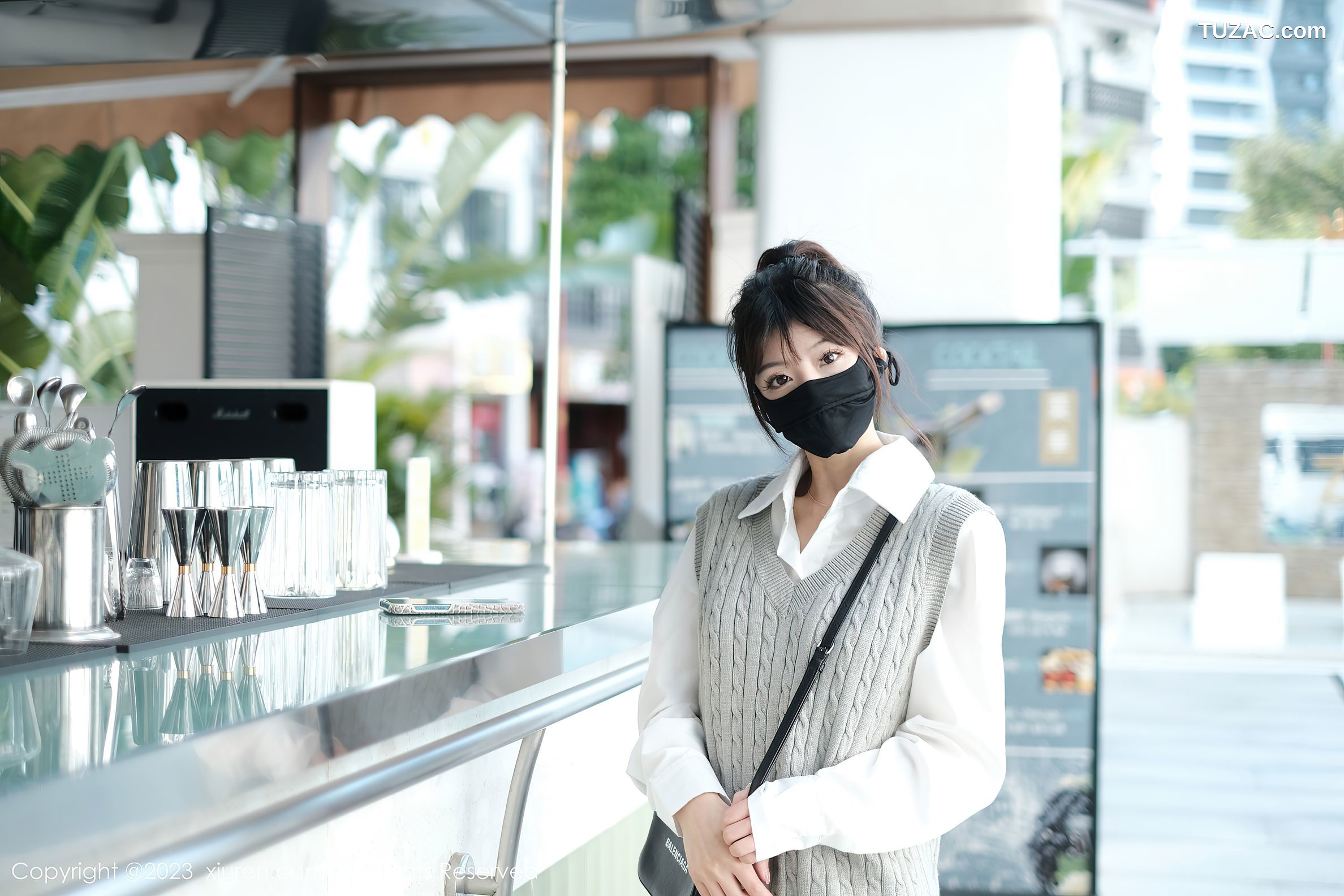 XiuRen秀人网-6145-佘贝拉-南京旅拍-白T灰色短裙