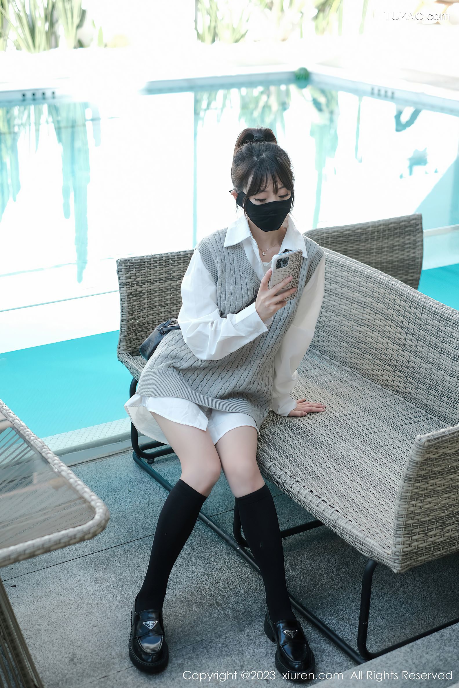 XiuRen秀人网-6145-佘贝拉-南京旅拍-白T灰色短裙