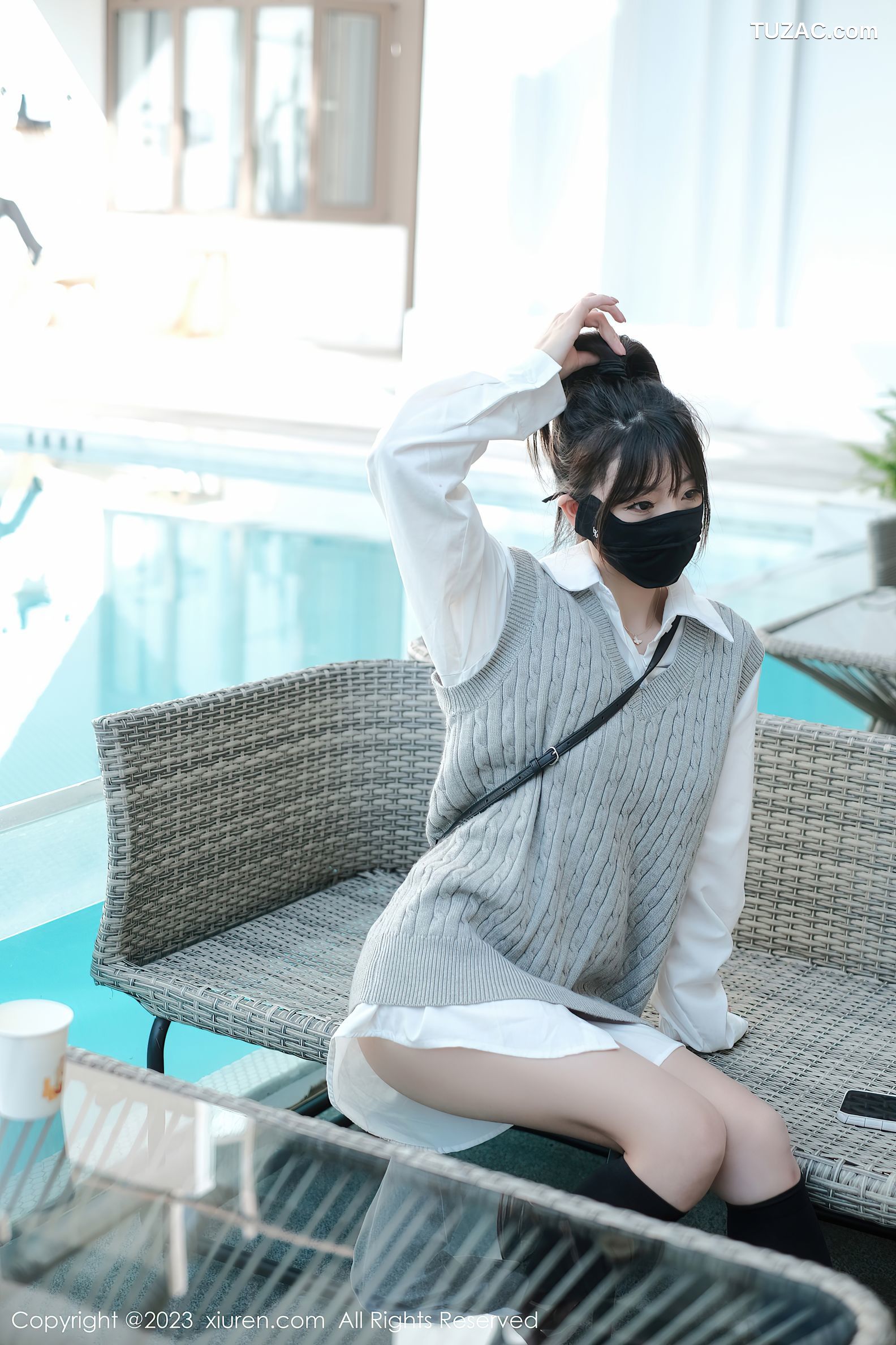 XiuRen秀人网-6145-佘贝拉-南京旅拍-白T灰色短裙