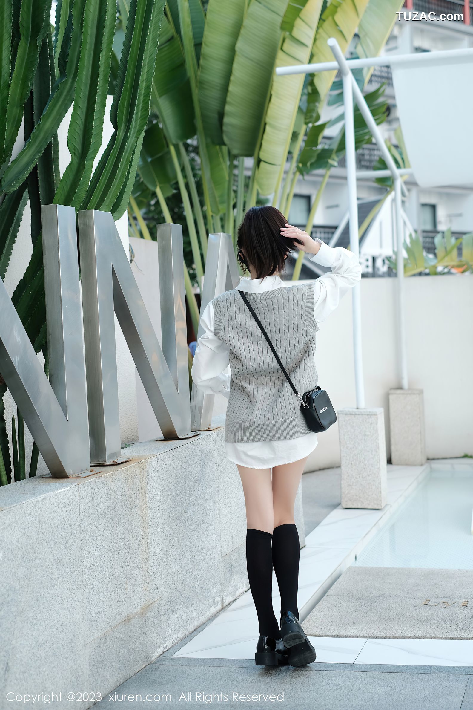 XiuRen秀人网-6145-佘贝拉-南京旅拍-白T灰色短裙