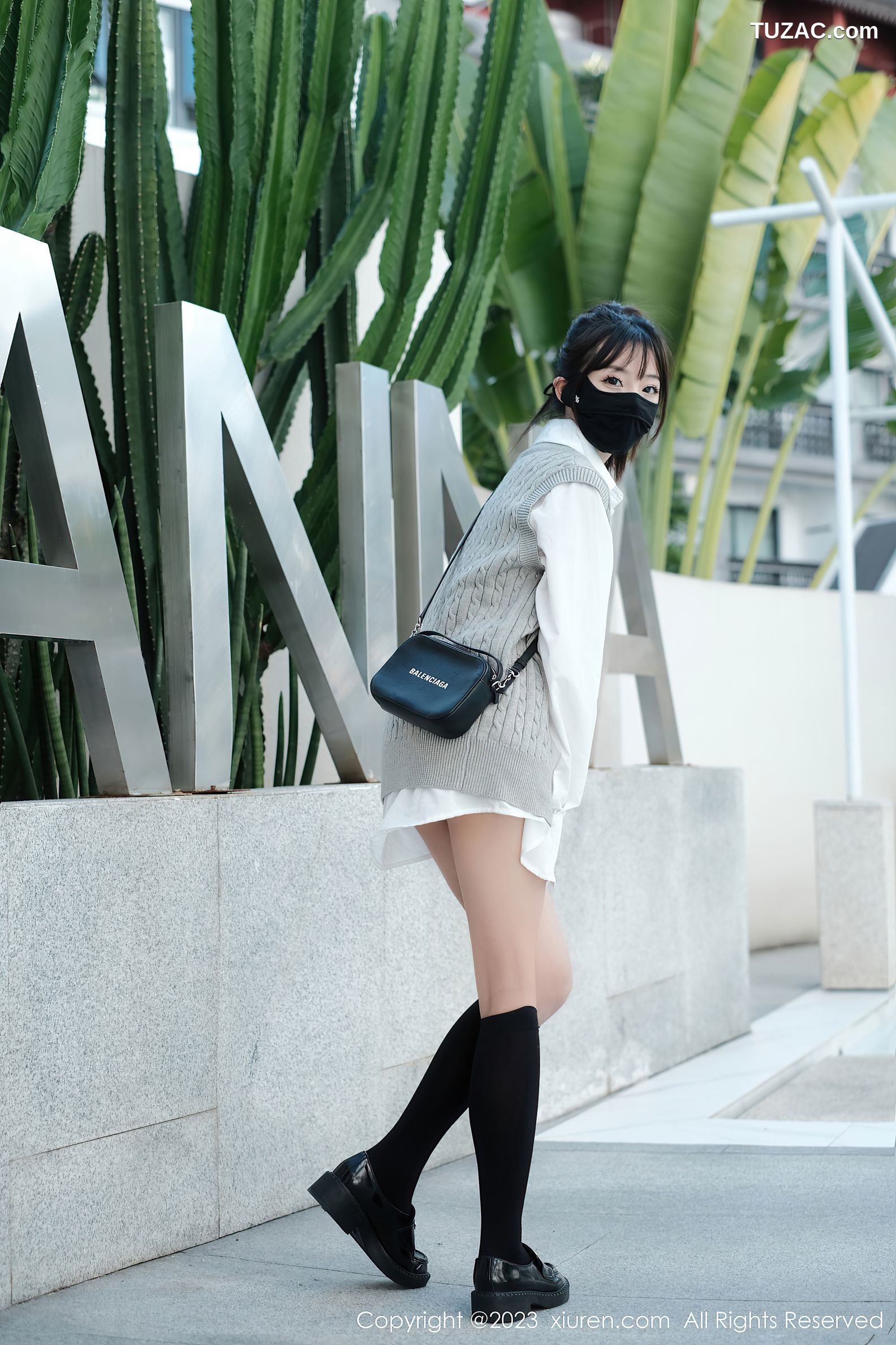 XiuRen秀人网-6145-佘贝拉-南京旅拍-白T灰色短裙