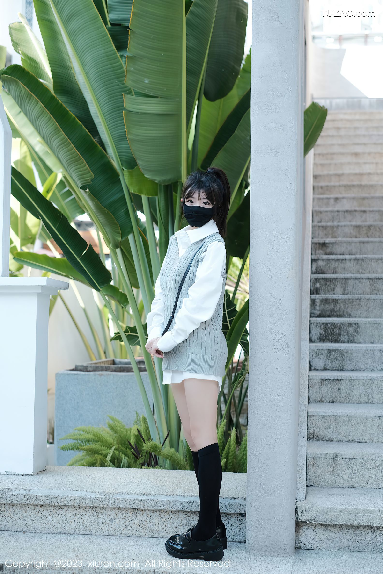 XiuRen秀人网-6145-佘贝拉-南京旅拍-白T灰色短裙