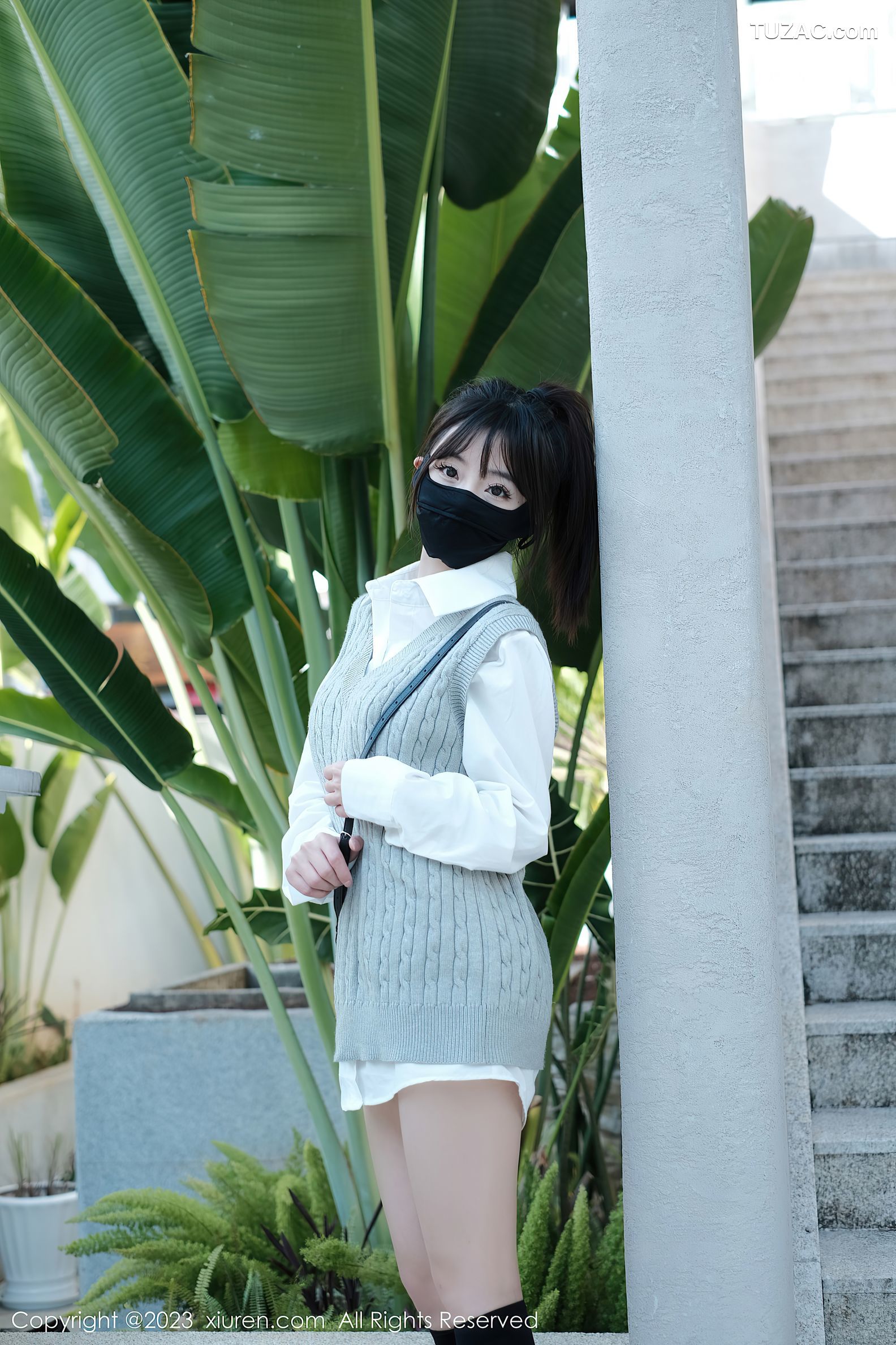 XiuRen秀人网-6145-佘贝拉-南京旅拍-白T灰色短裙