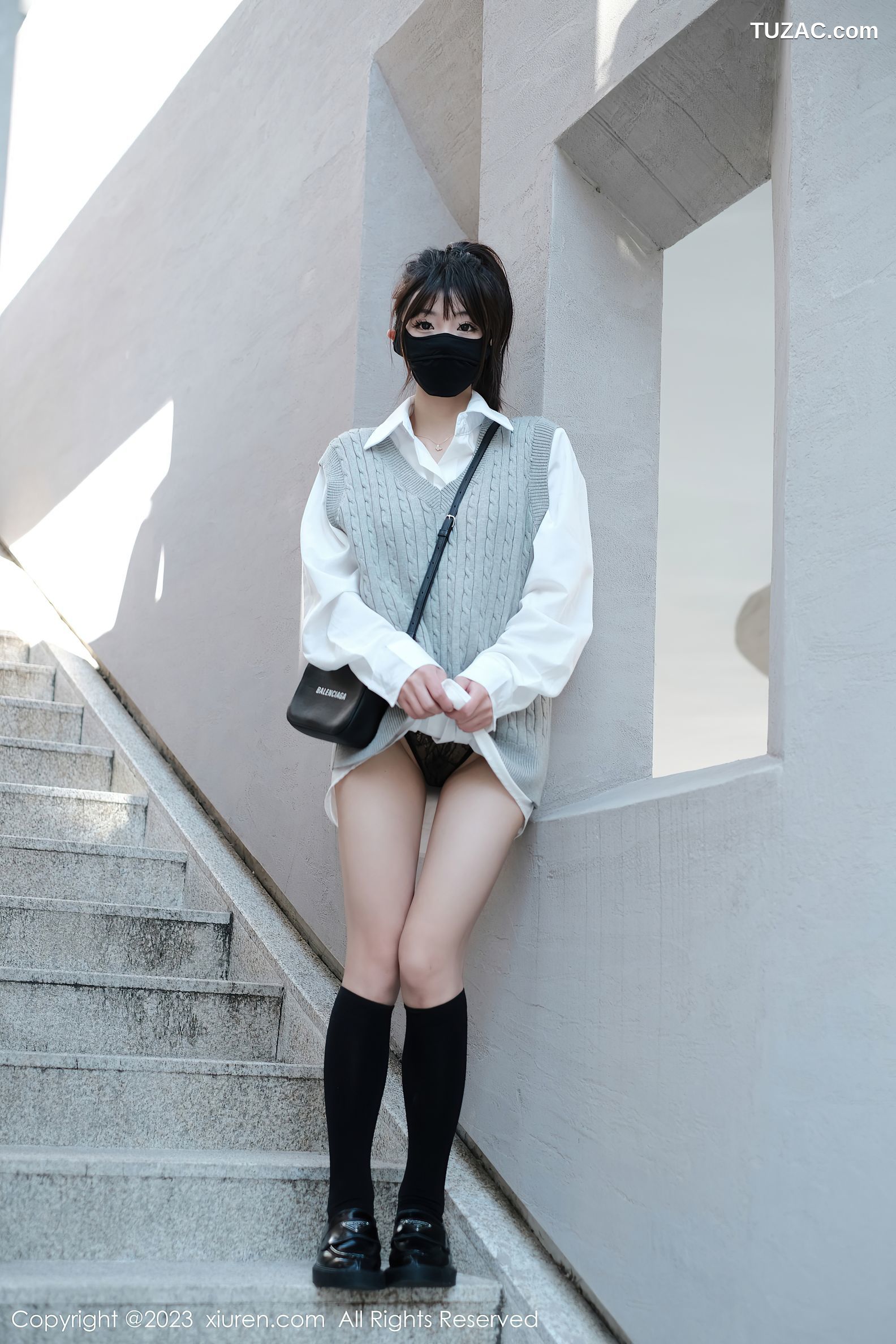 XiuRen秀人网-6145-佘贝拉-南京旅拍-白T灰色短裙