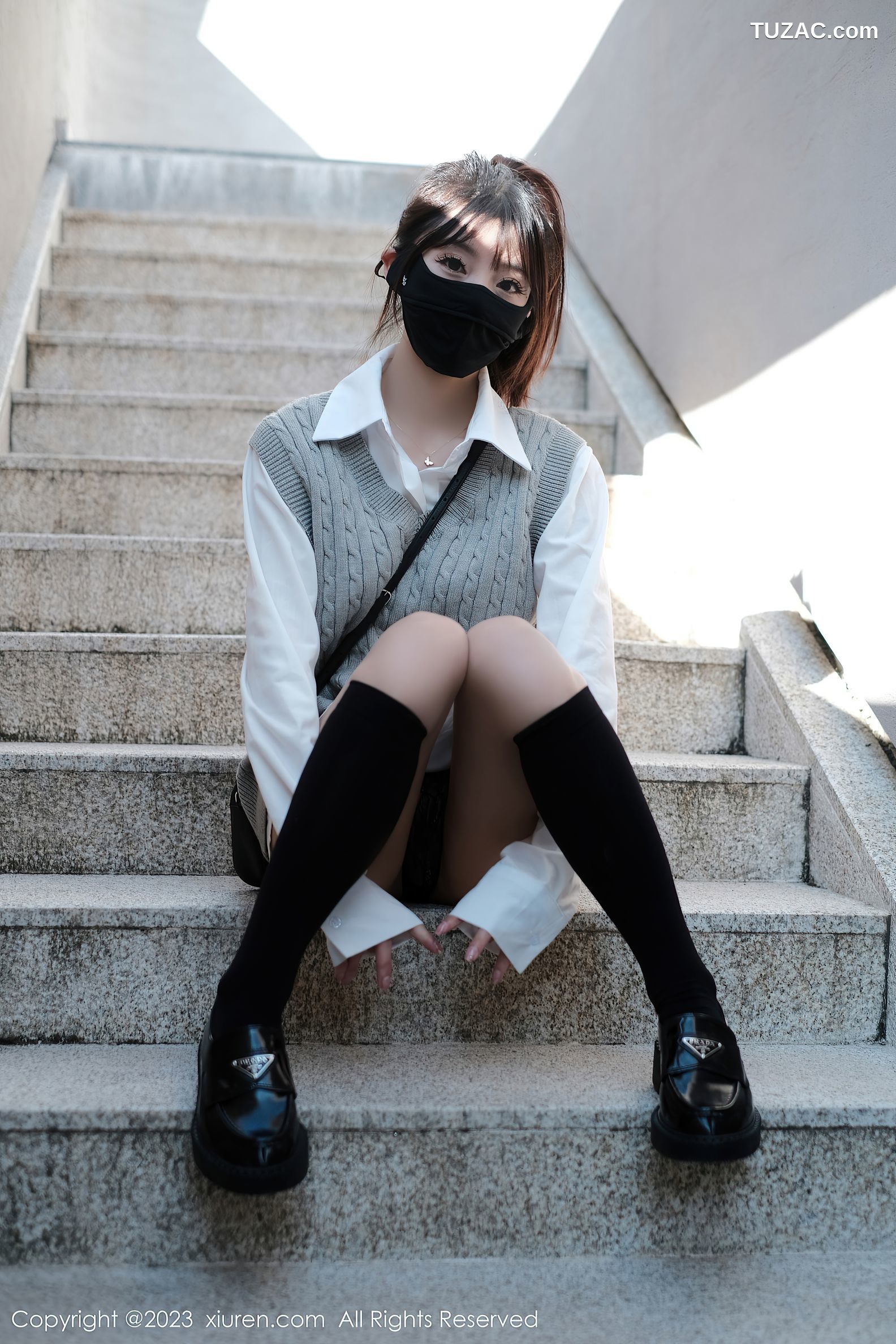 XiuRen秀人网-6145-佘贝拉-南京旅拍-白T灰色短裙