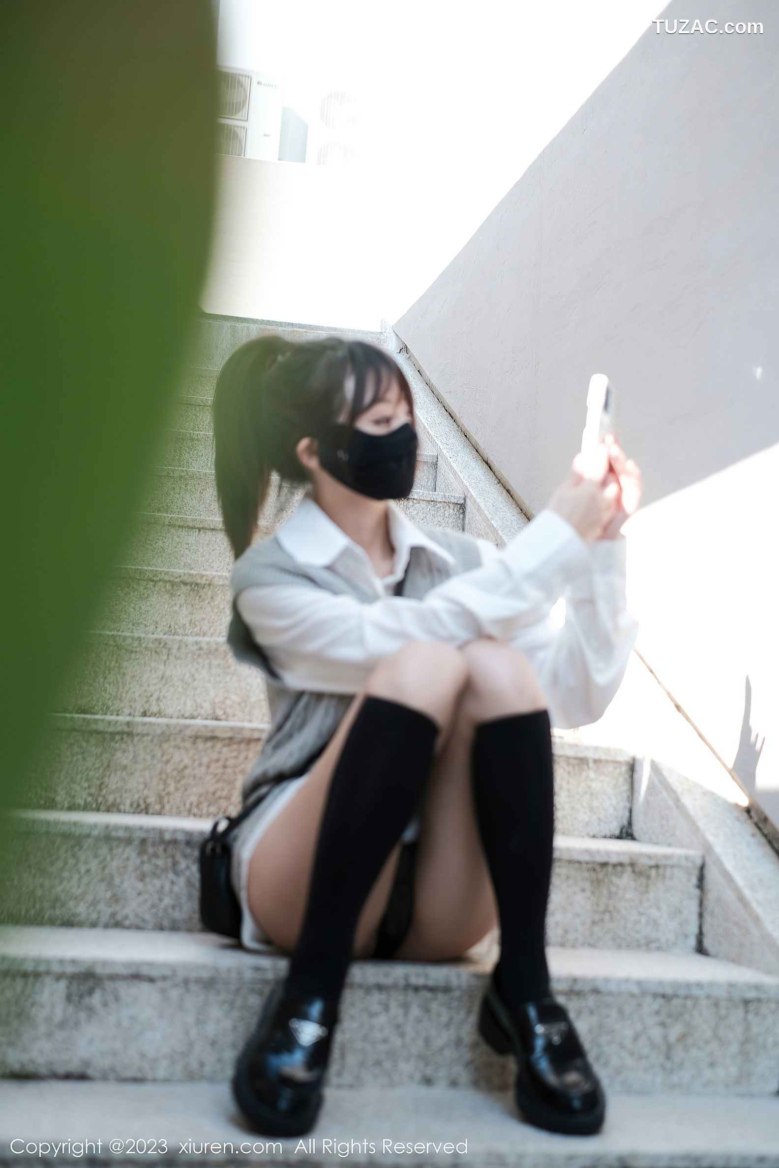 XiuRen秀人网-6145-佘贝拉-南京旅拍-白T灰色短裙