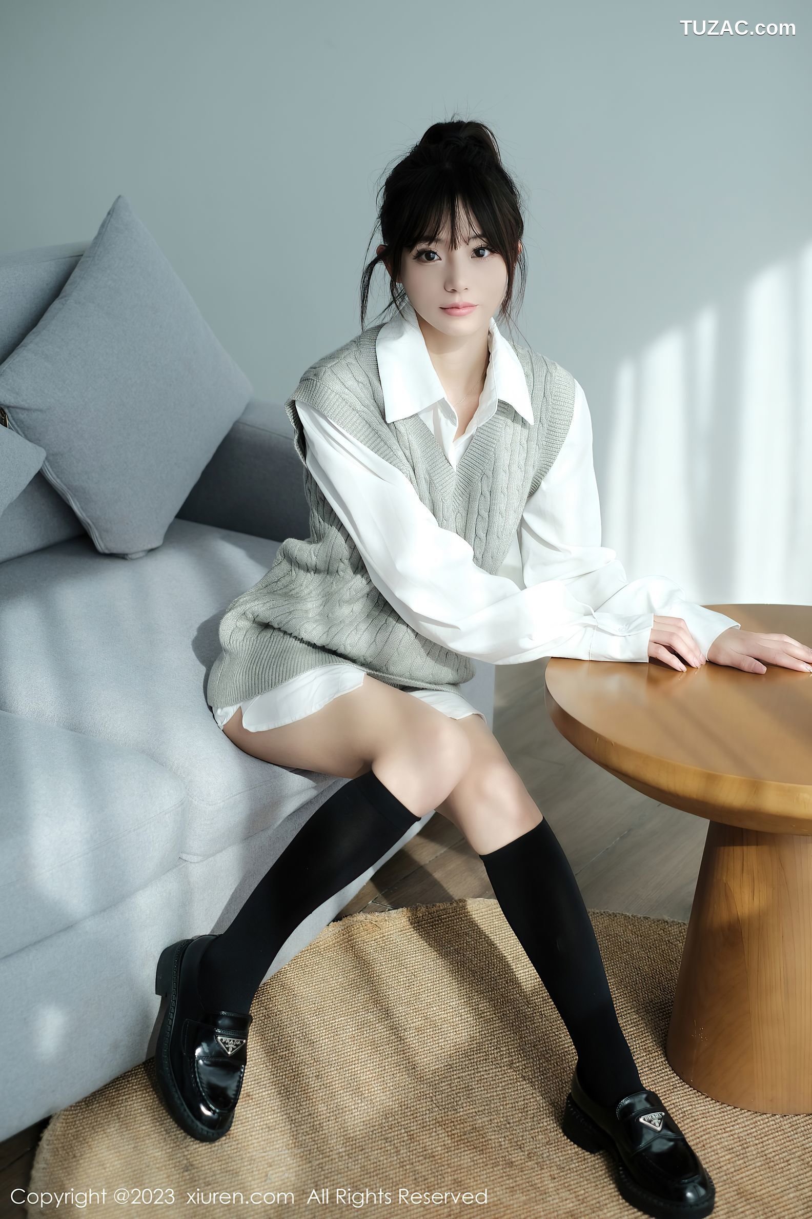 XiuRen秀人网-6145-佘贝拉-南京旅拍-白T灰色短裙