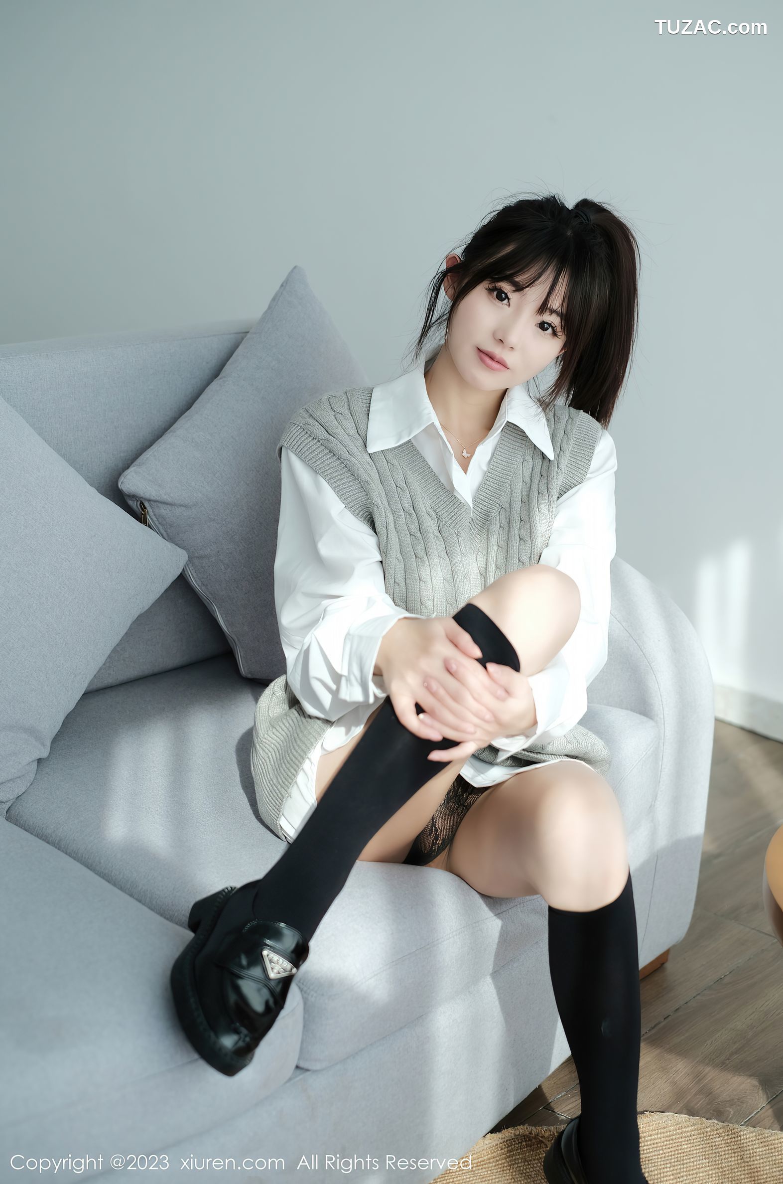 XiuRen秀人网-6145-佘贝拉-南京旅拍-白T灰色短裙