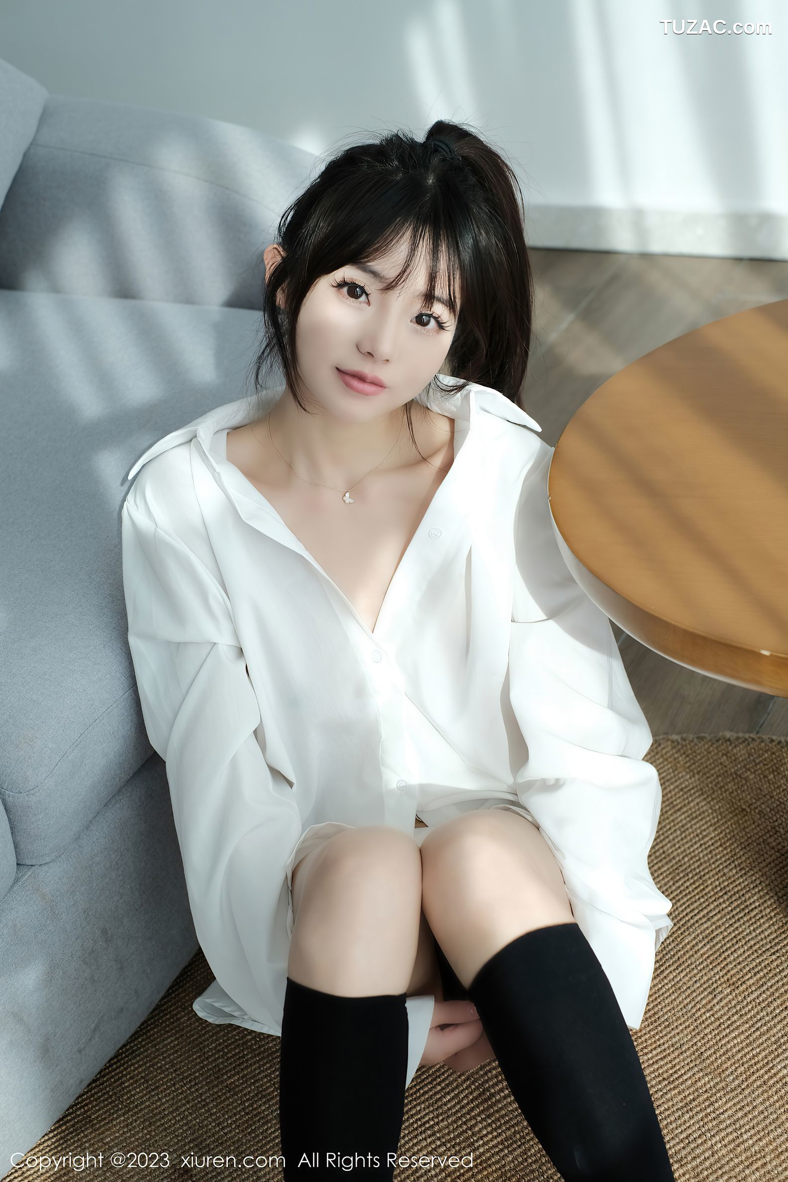 XiuRen秀人网-6145-佘贝拉-南京旅拍-白T灰色短裙