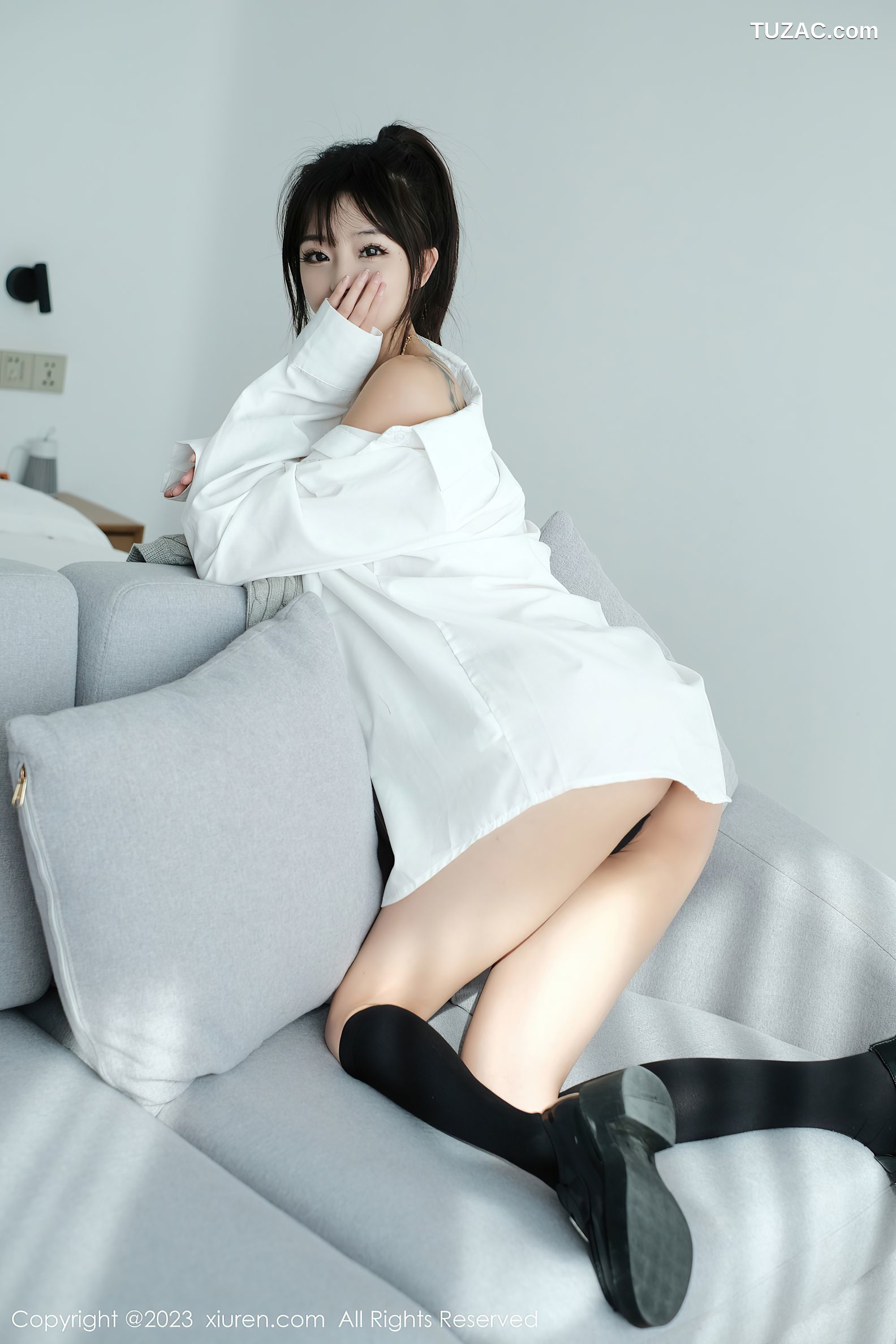 XiuRen秀人网-6145-佘贝拉-南京旅拍-白T灰色短裙