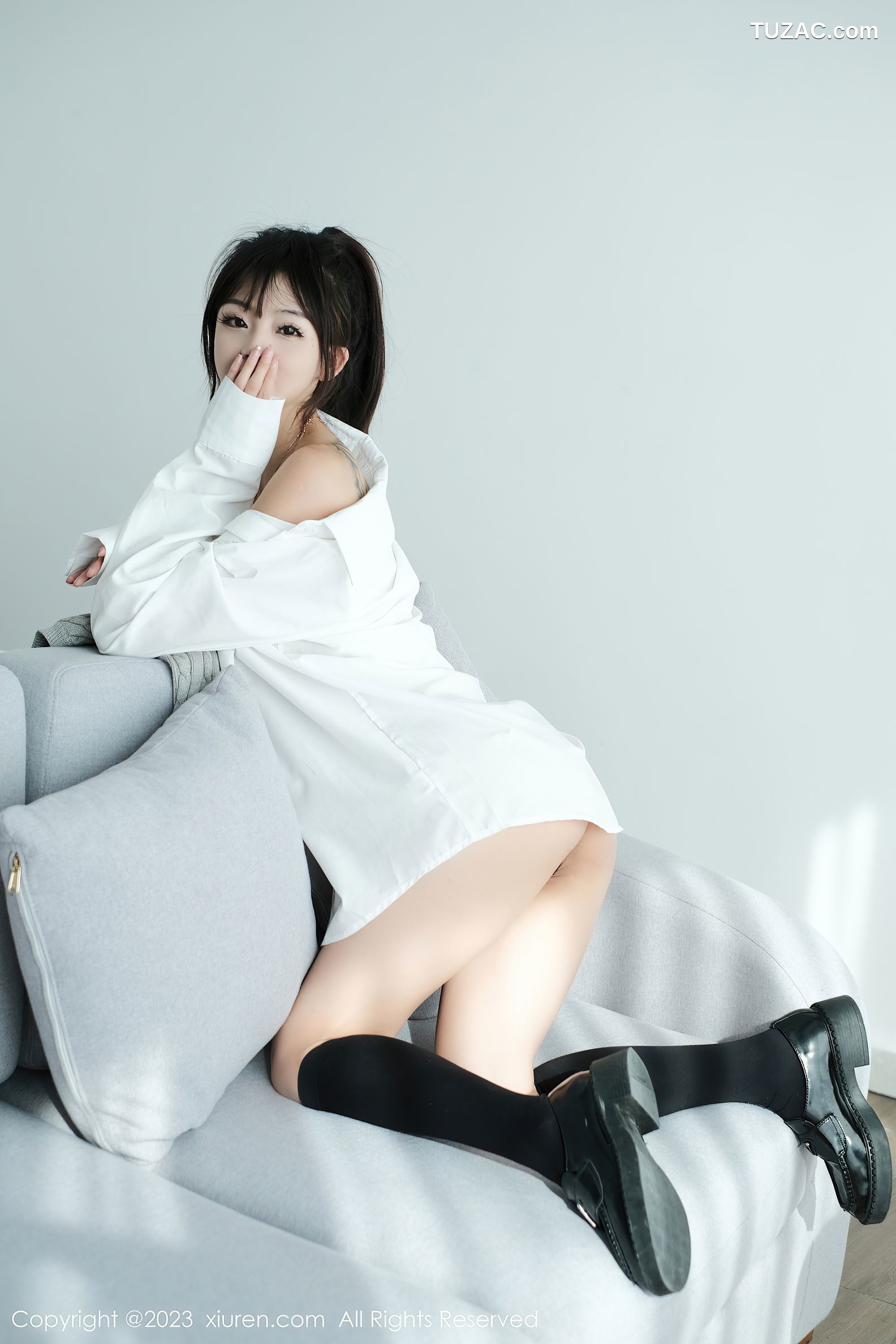 XiuRen秀人网-6145-佘贝拉-南京旅拍-白T灰色短裙