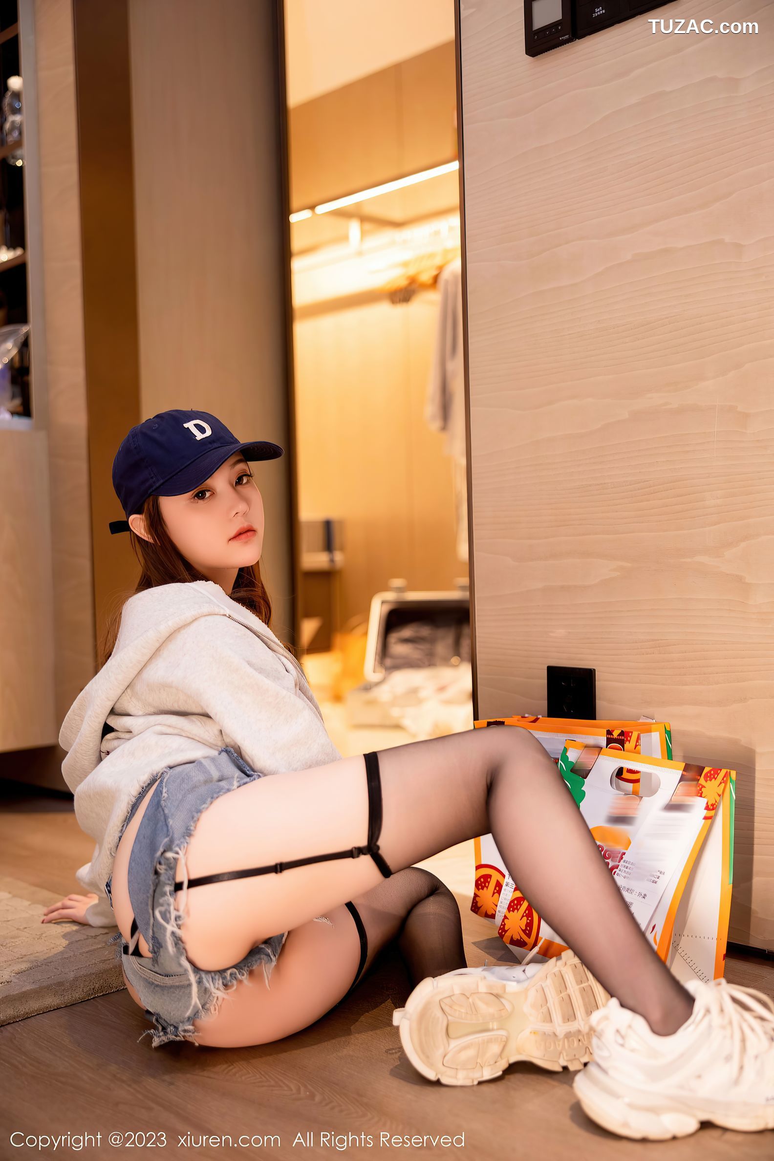 XiuRen秀人网-6155-豆瓣酱-角色扮演黑色蕾丝内衣黑丝