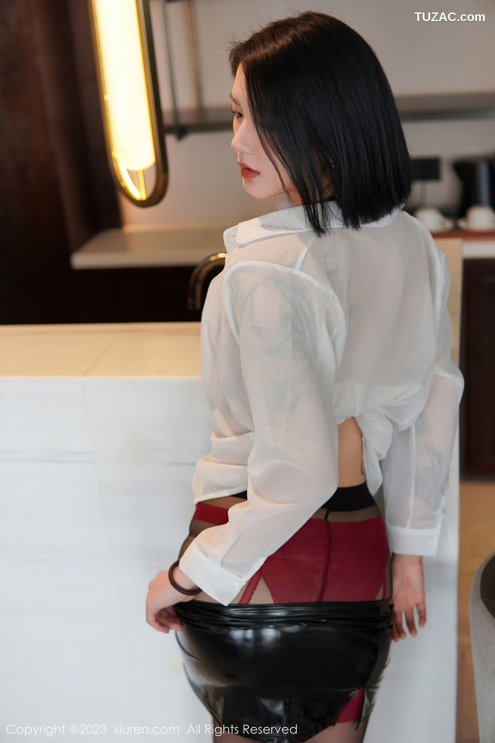 XiuRen秀人网-6158-特乔-白T黑皮短裙蕾丝内衣黑丝吊带袜