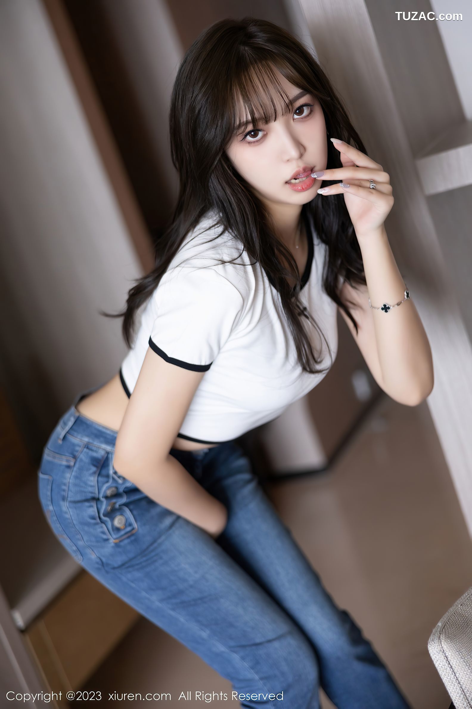 XiuRen秀人网-6160-郑颖姗-白色上衣牛仔长裤蕾丝内衣肉丝