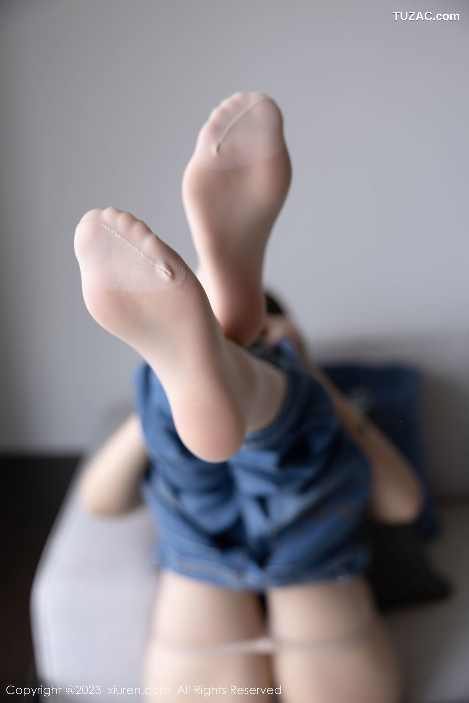 XiuRen秀人网-6160-郑颖姗-白色上衣牛仔长裤蕾丝内衣肉丝