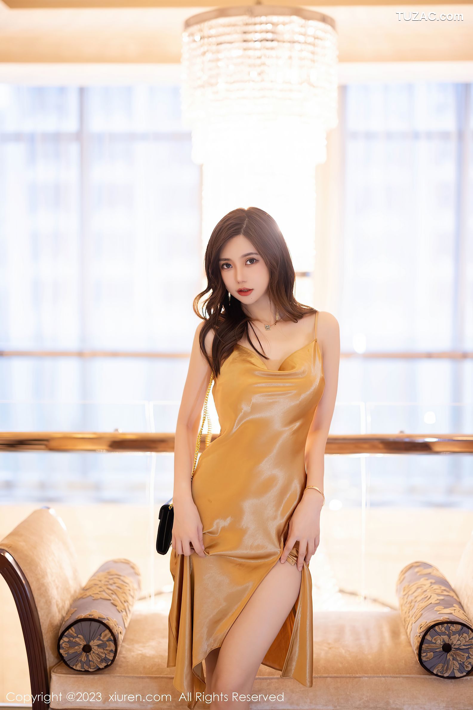 XiuRen秀人网-6169-绮里嘉-土黄吊带长裙翘臀美腿