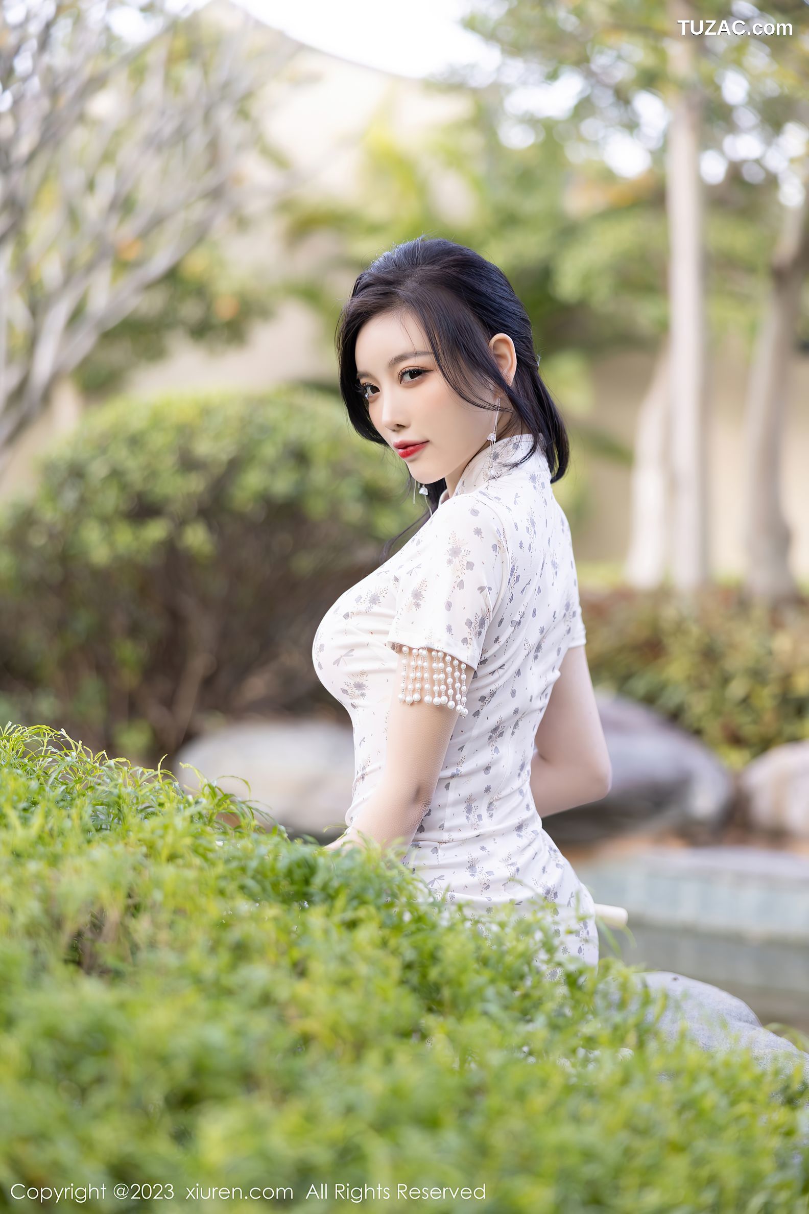 XiuRen秀人网-6186-杨晨晨-白色带图案旗袍灰色内衣