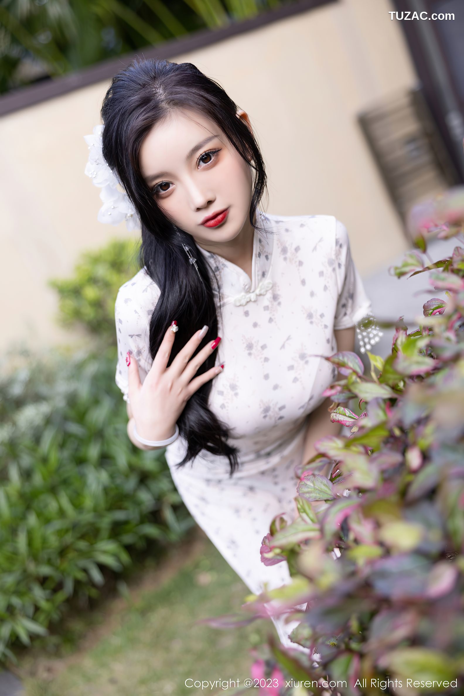 XiuRen秀人网-6186-杨晨晨-白色带图案旗袍灰色内衣