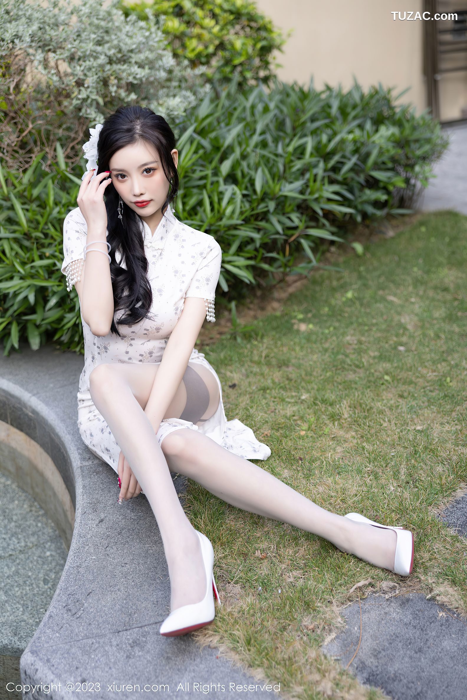 XiuRen秀人网-6186-杨晨晨-白色带图案旗袍灰色内衣