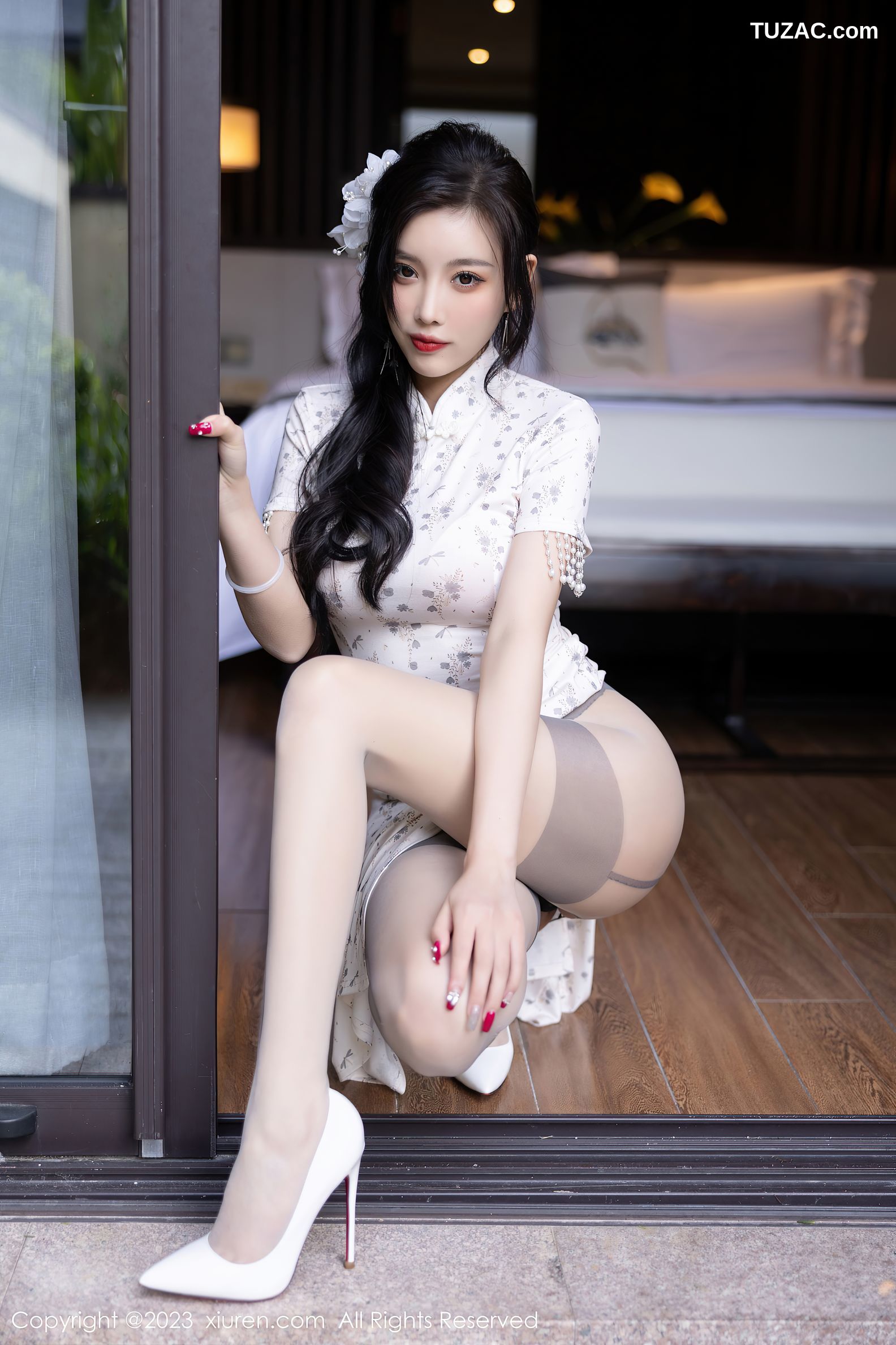 XiuRen秀人网-6186-杨晨晨-白色带图案旗袍灰色内衣