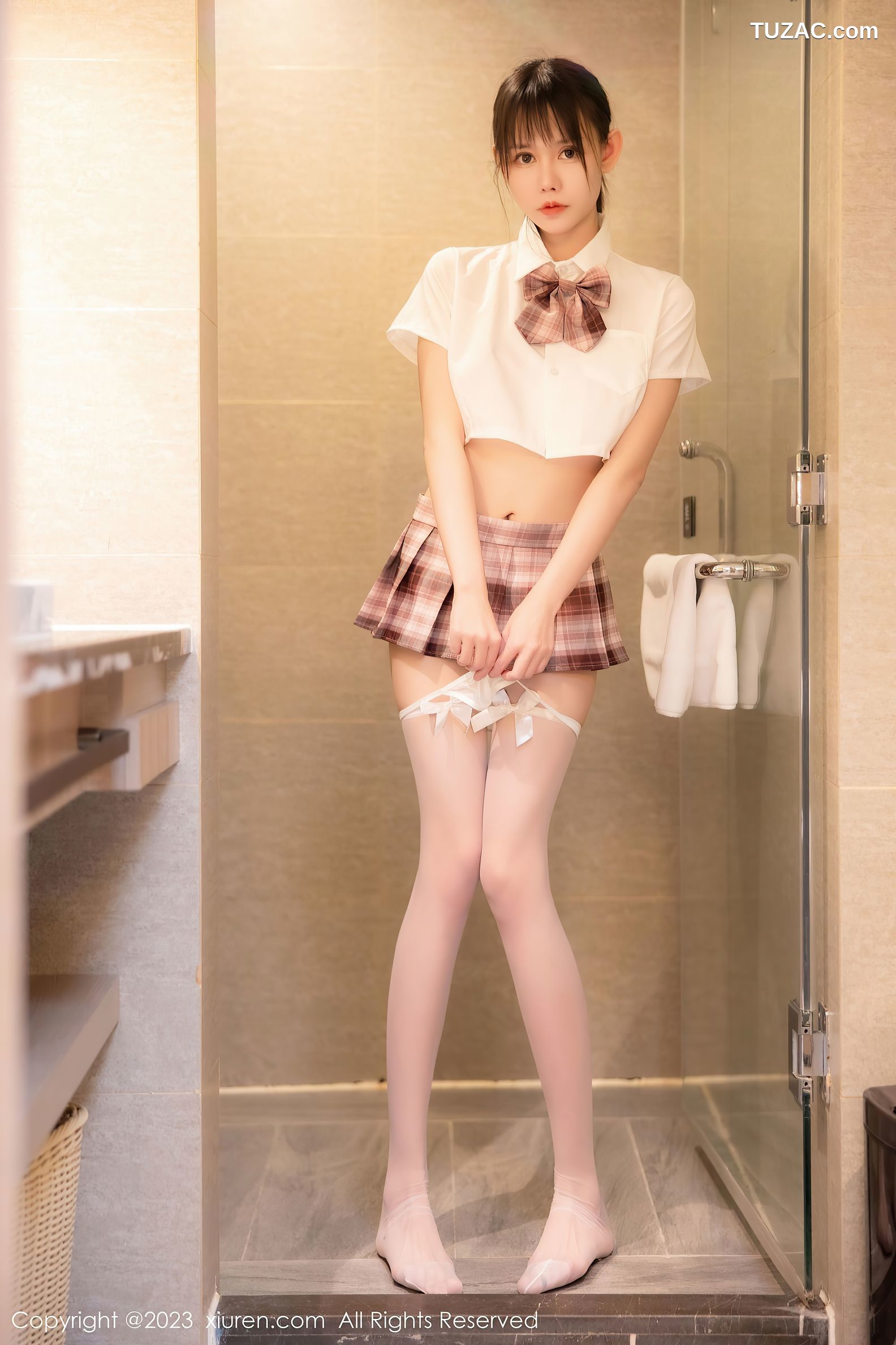 XiuRen秀人网-6200-甜佳佳-浴室白色短款上衣格子裙