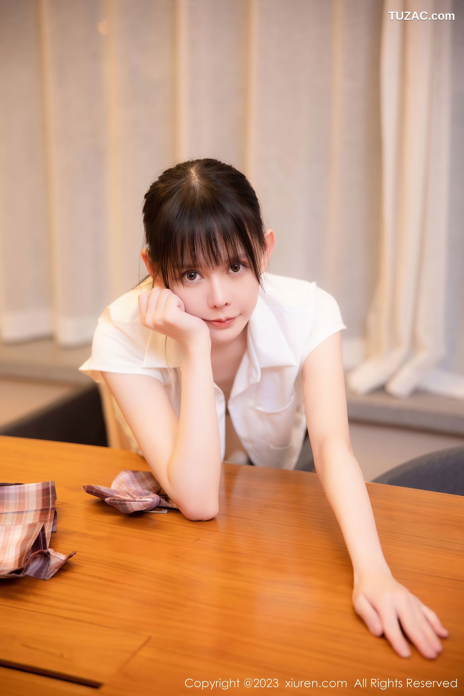 XiuRen秀人网-6200-甜佳佳-浴室白色短款上衣格子裙