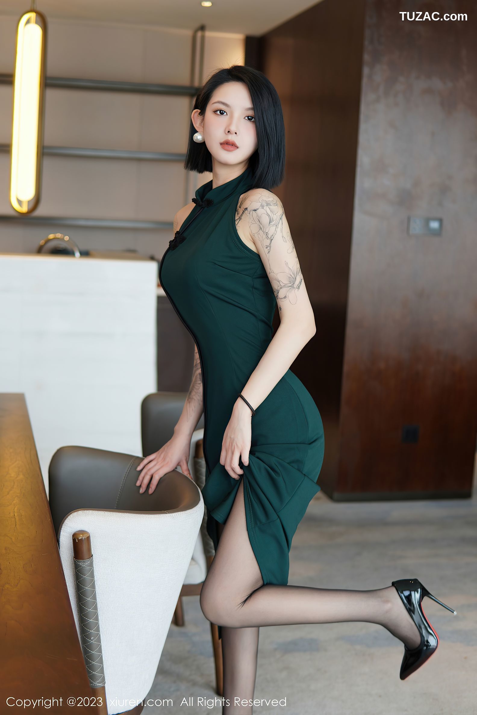 XiuRen秀人网-6205-乔一一-深绿色旗袍黑色内衣黑丝