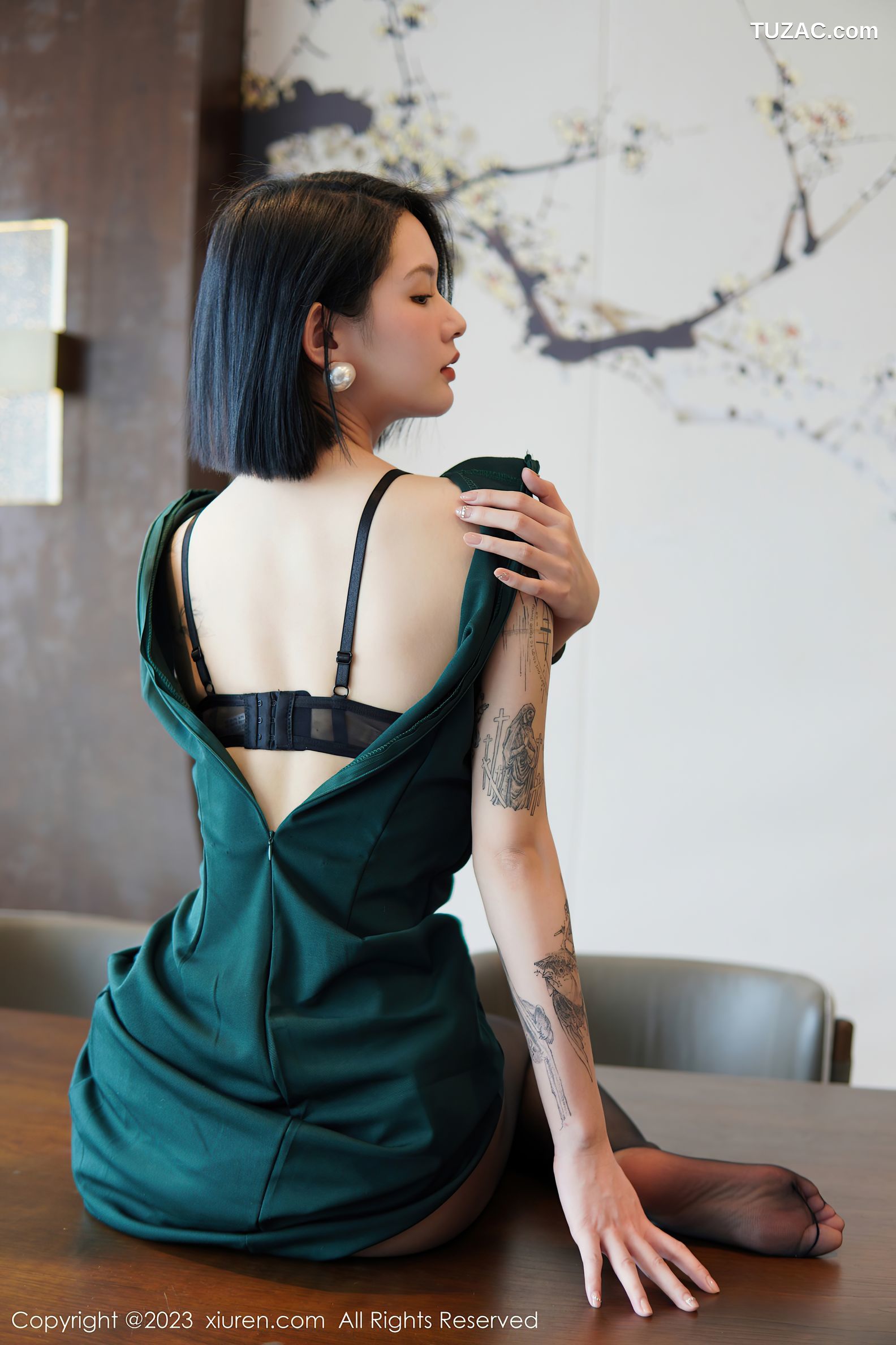 XiuRen秀人网-6205-乔一一-深绿色旗袍黑色内衣黑丝