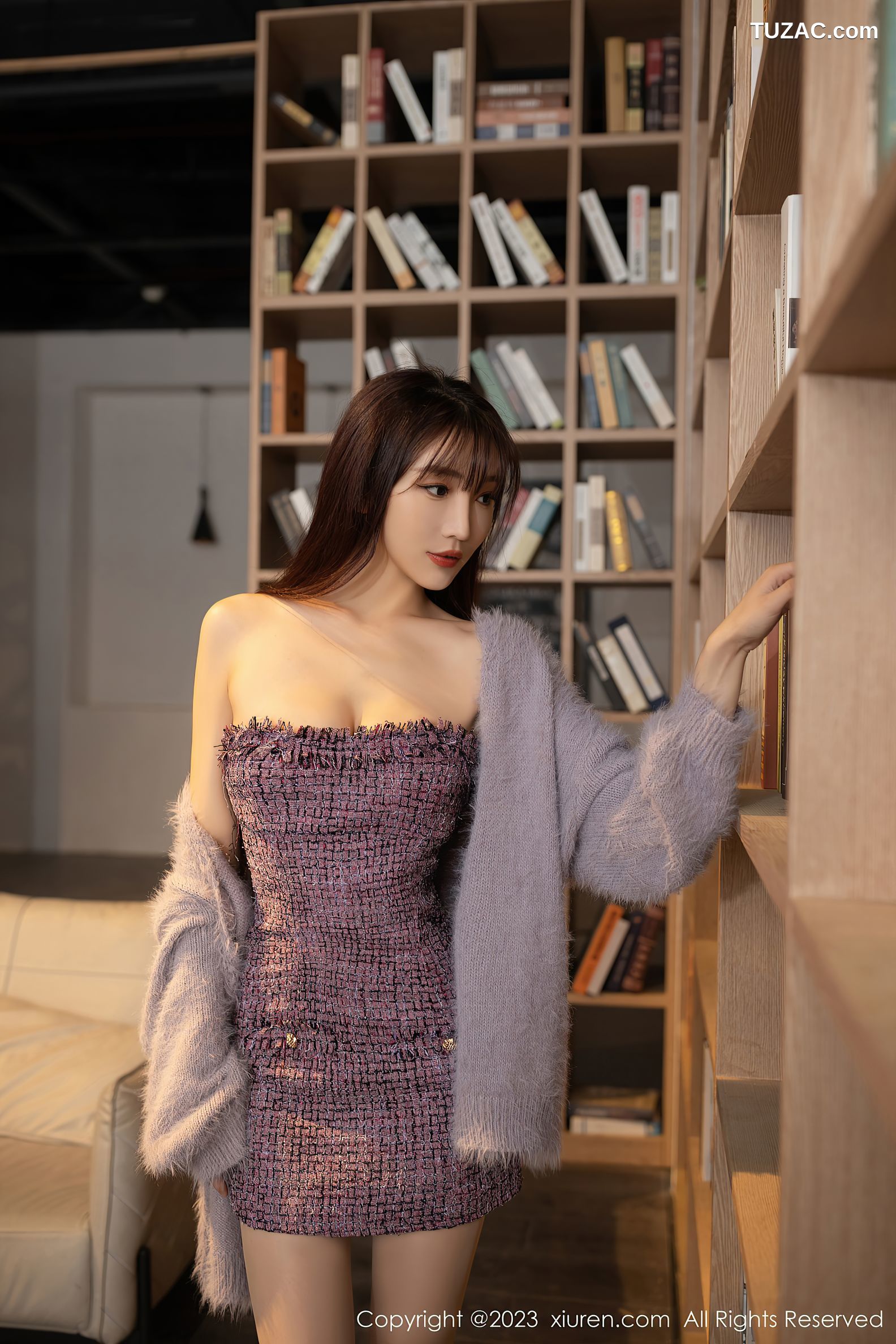 XiuRen秀人网-6209-陆萱萱-图书馆场景紫色抹胸连衣短裙超薄肉丝