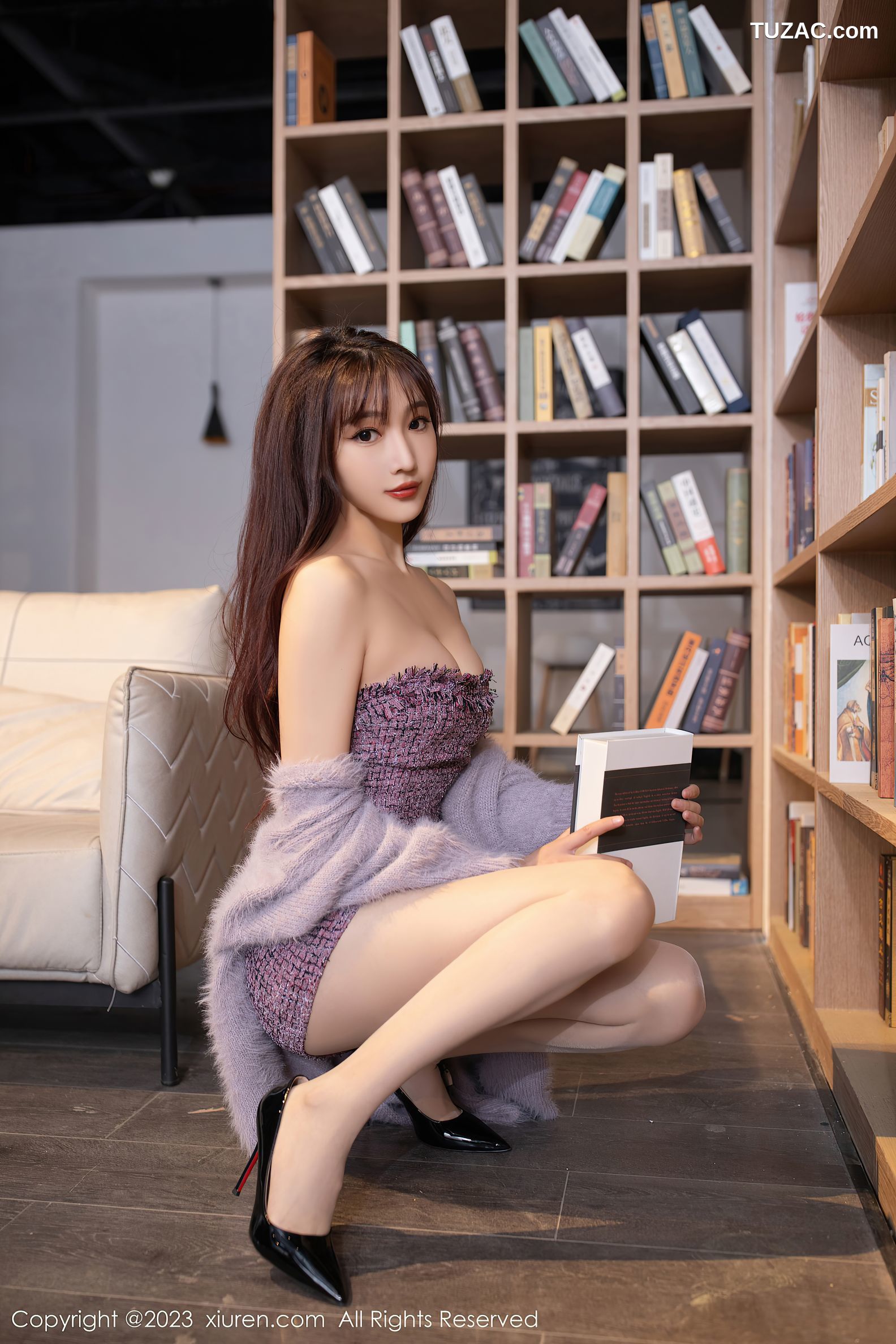 XiuRen秀人网-6209-陆萱萱-图书馆场景紫色抹胸连衣短裙超薄肉丝