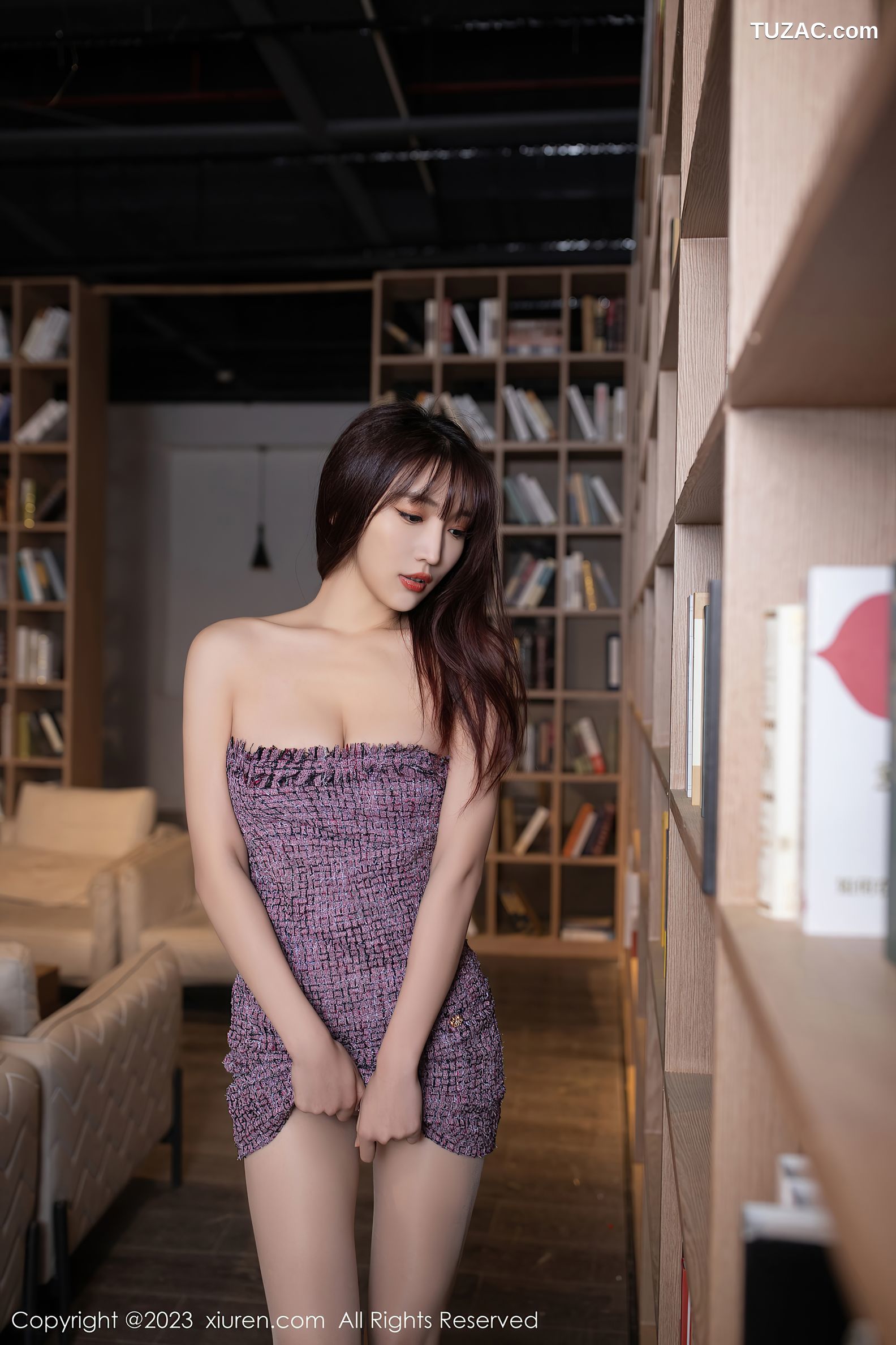 XiuRen秀人网-6209-陆萱萱-图书馆场景紫色抹胸连衣短裙超薄肉丝