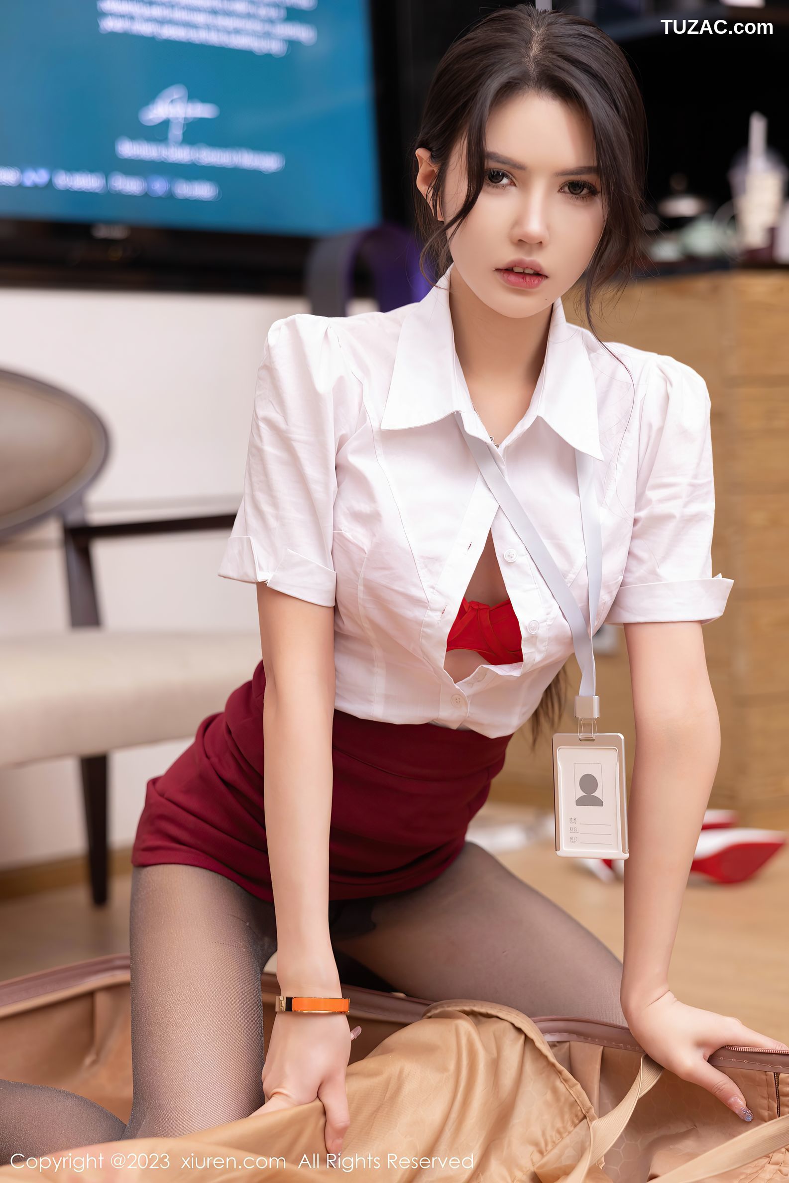 XiuRen秀人网-6232-媛媛酱-白T暗红色短裙超薄黑丝