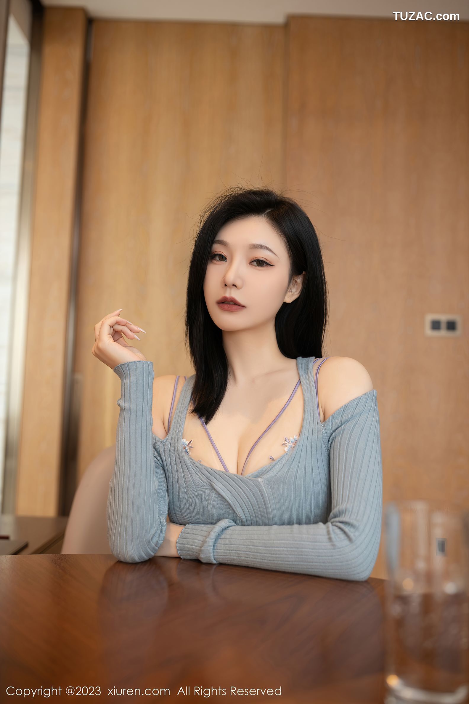 XiuRen秀人网-6300-安然Anran-同学的妈妈角色灰连衣短裙超薄肉丝-2023.02.21