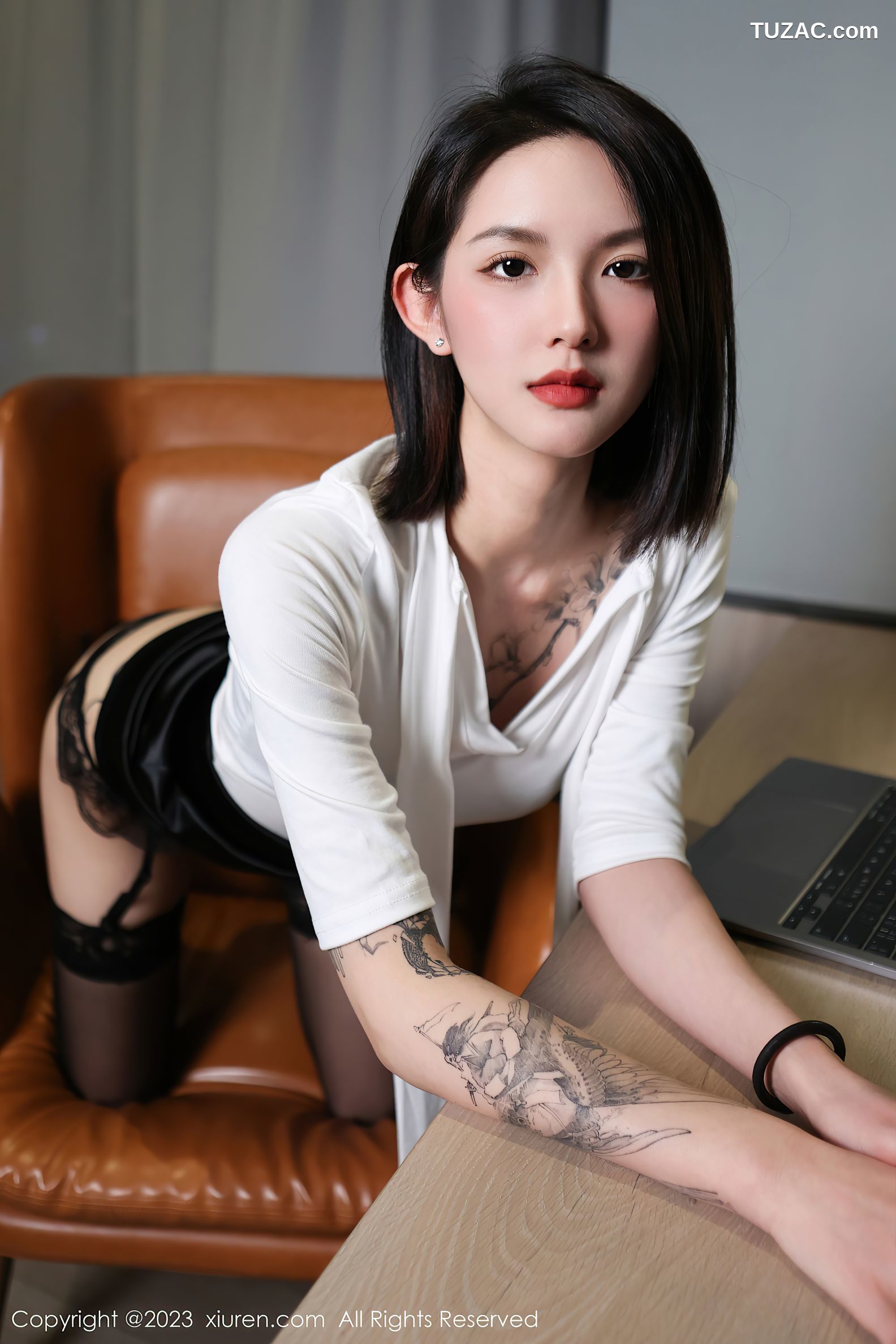 XiuRen秀人网-6316-乔一一-白山黑裙职业装黑情趣内衣