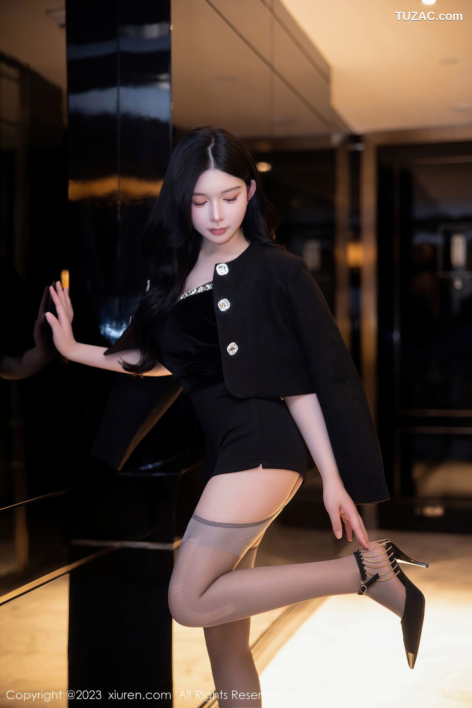 XiuRen秀人网-6317-林珊珊-黑吊带灰内衣灰丝