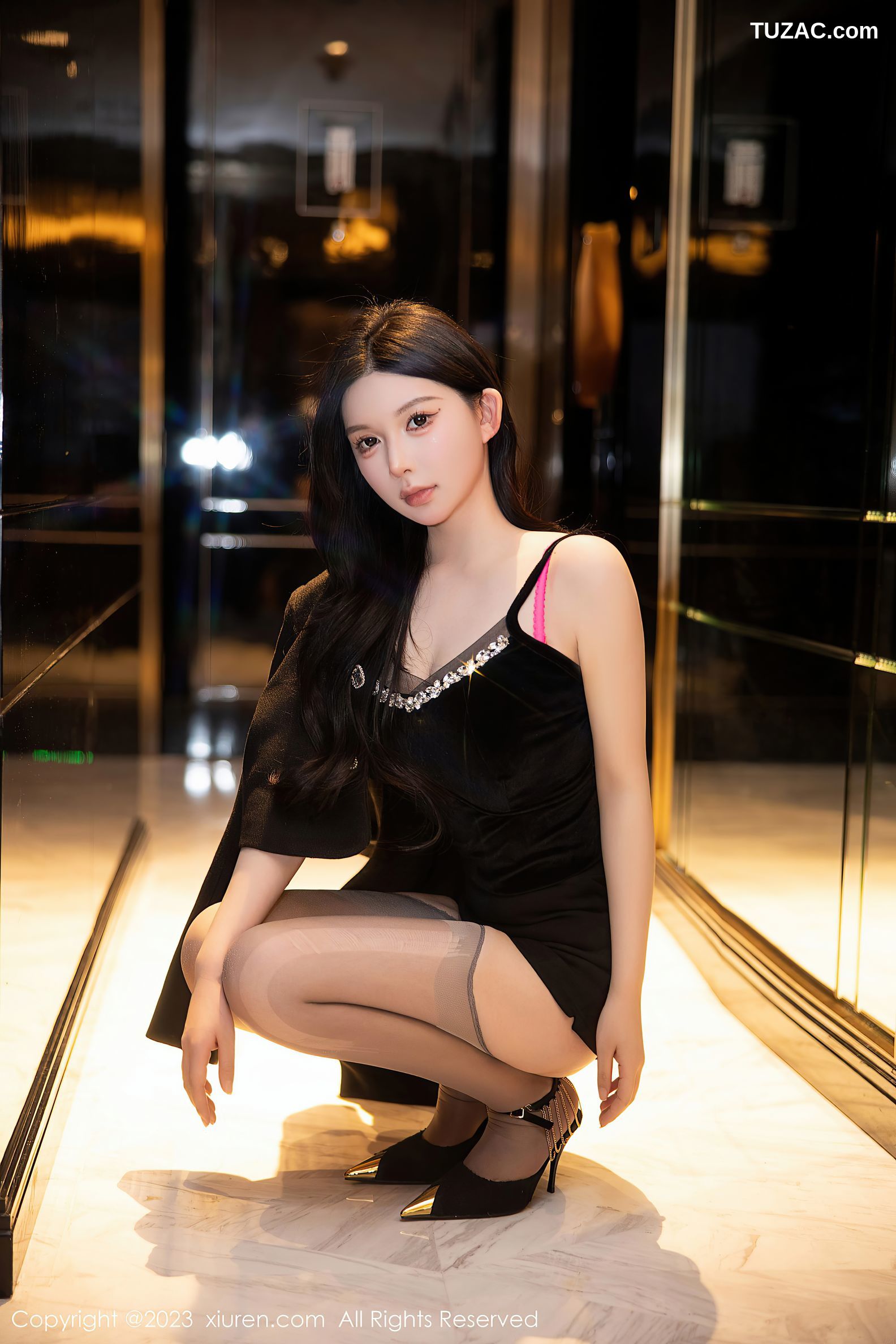 XiuRen秀人网-6317-林珊珊-黑吊带灰内衣灰丝