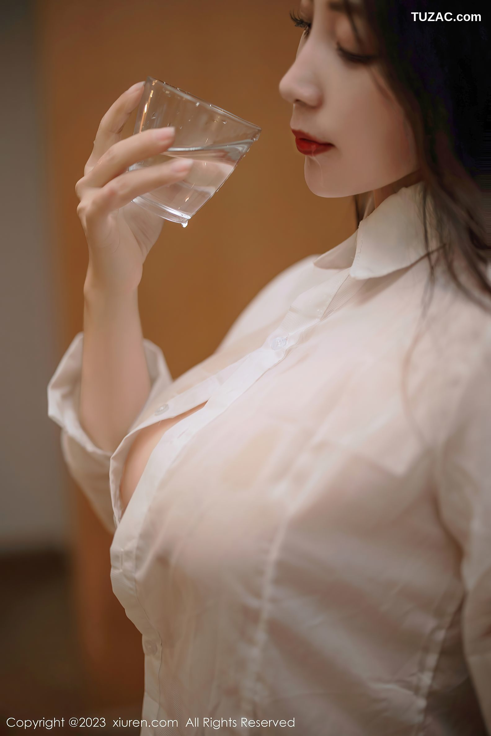 XiuRen秀人网-6341-娇喘JC-薄透白T黑色短裙超薄肉丝-2023.03.01