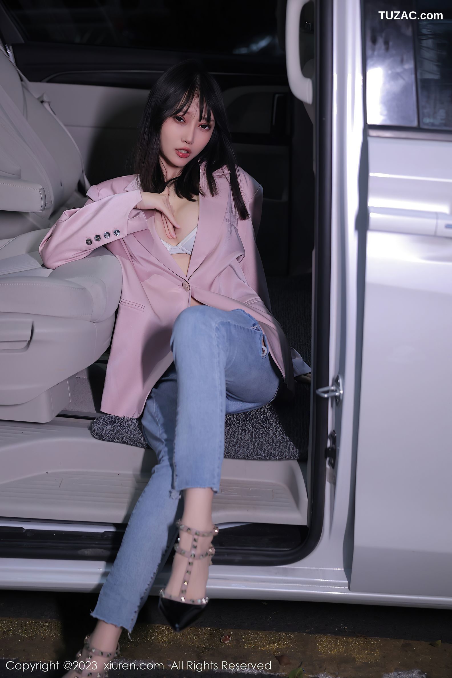 XiuRen秀人网-6355-玥儿玥er-万宁旅拍粉灰色上衣牛仔裤白色内衣-2023.03.03