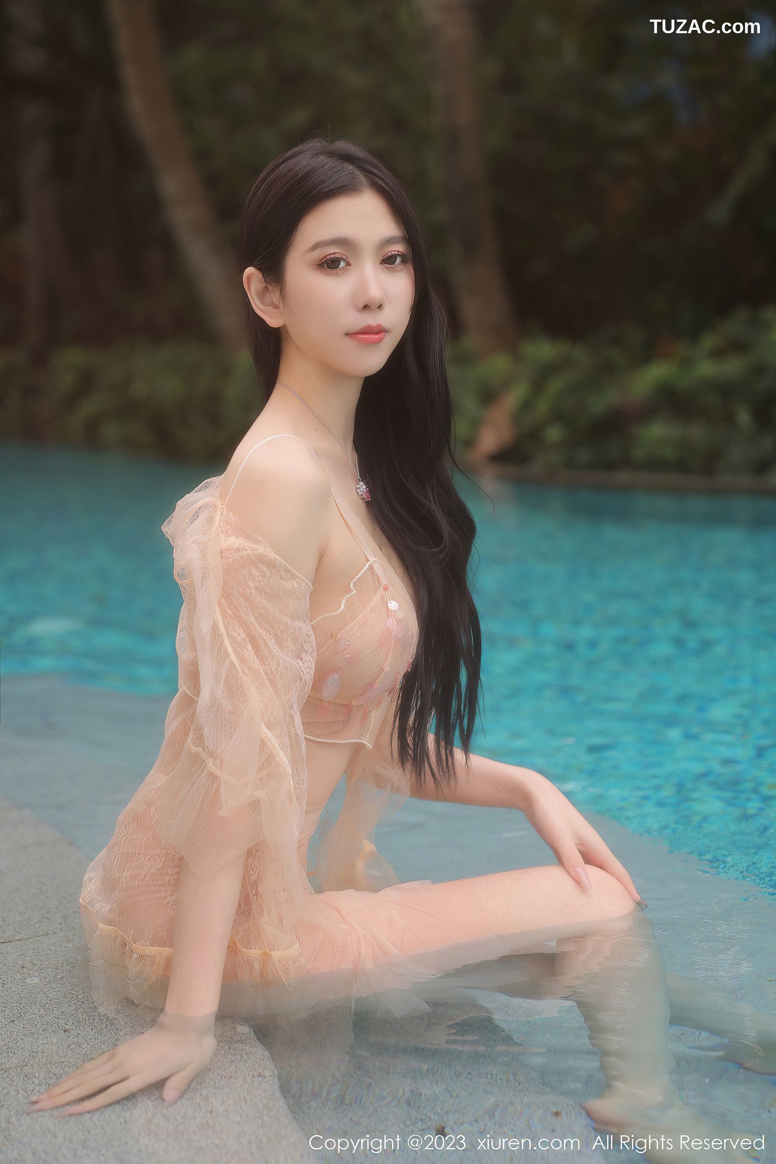 XiuRen秀人网-6370-李雅柔182CM-泳池场景性感浅色薄透连衣长裙-2023.03.07