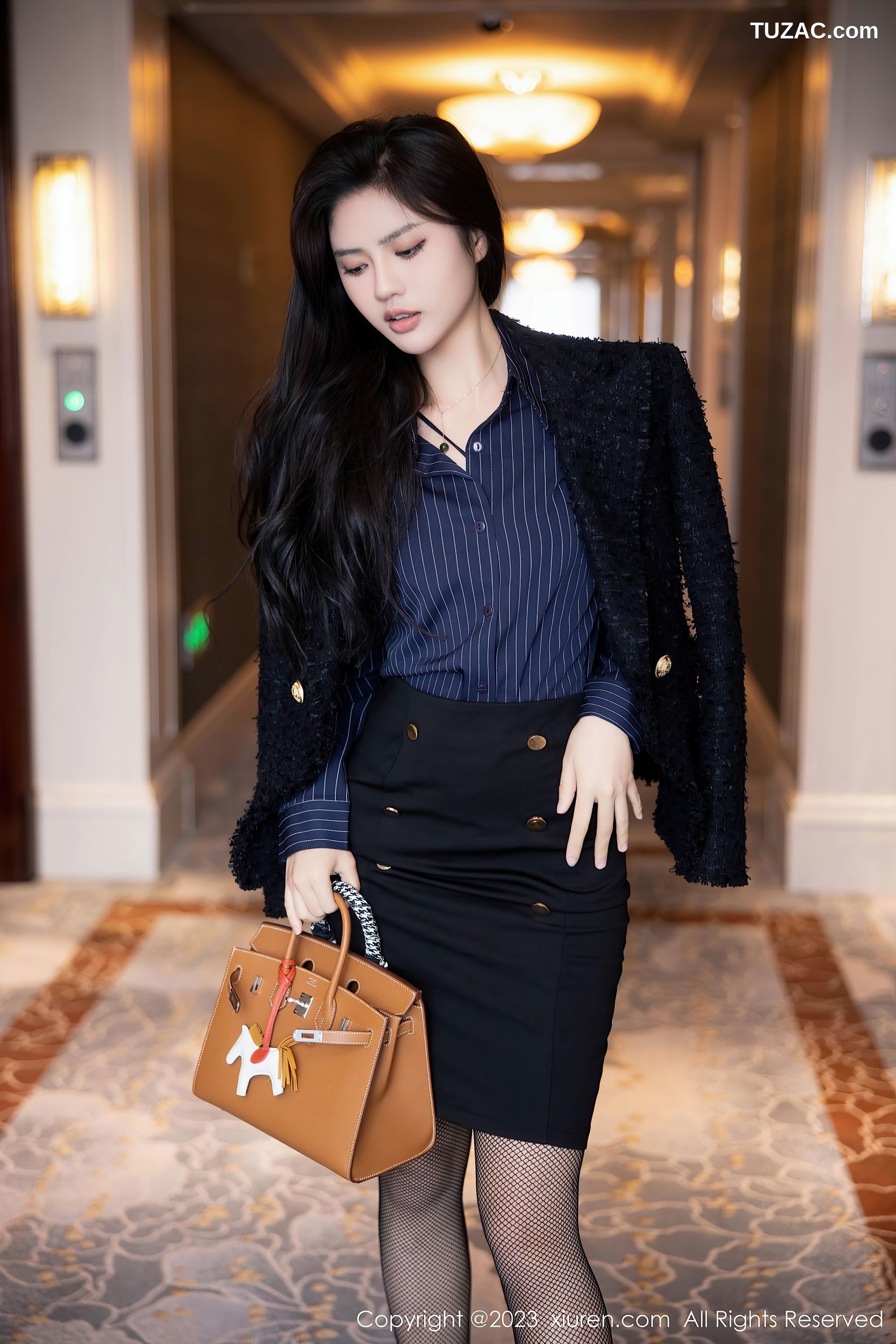 XiuRen秀人网-6391-浅浅Danny-深蓝色条纹T恤黑色蕾丝内衣-2023.03.10