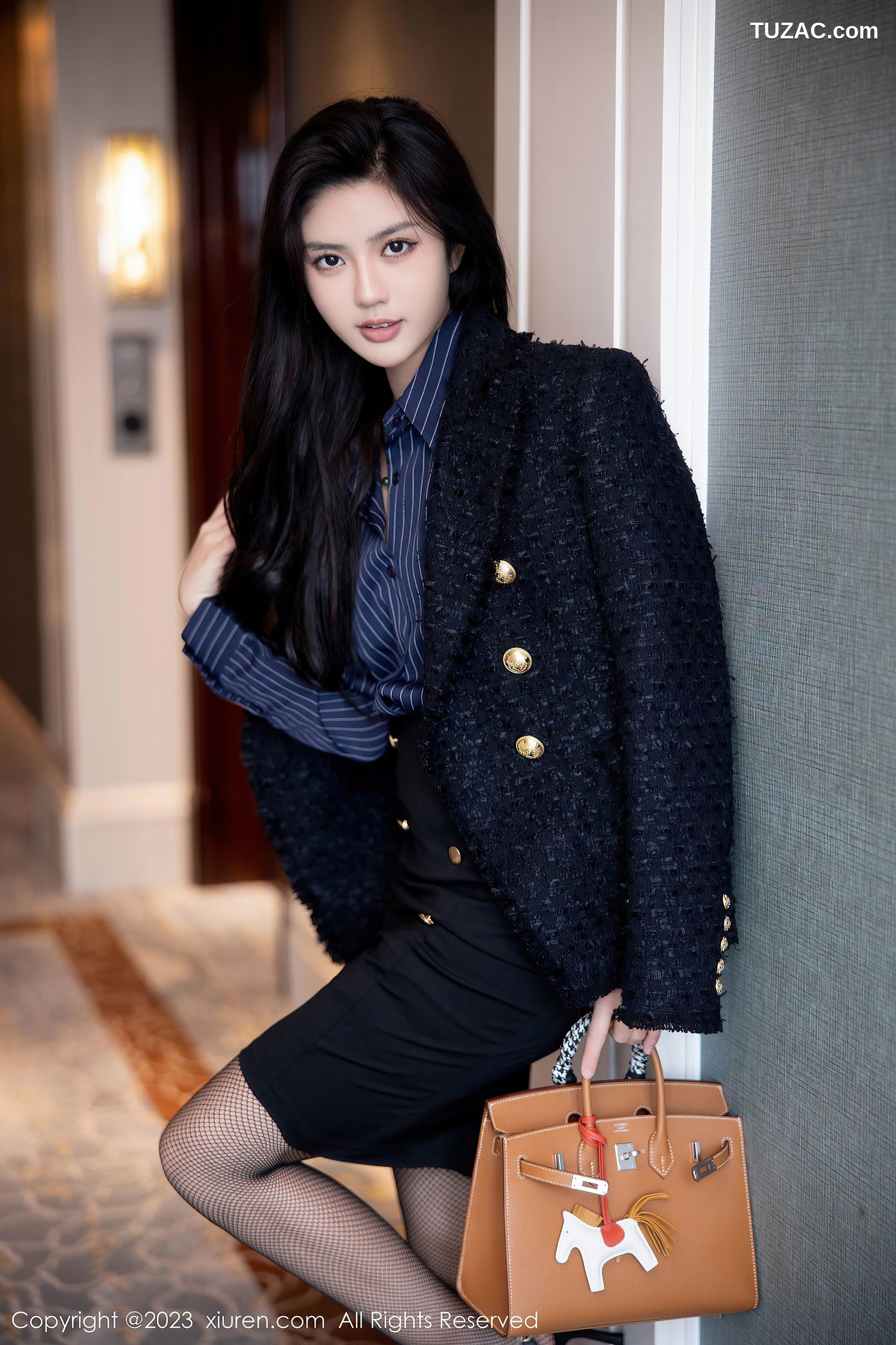 XiuRen秀人网-6391-浅浅Danny-深蓝色条纹T恤黑色蕾丝内衣-2023.03.10