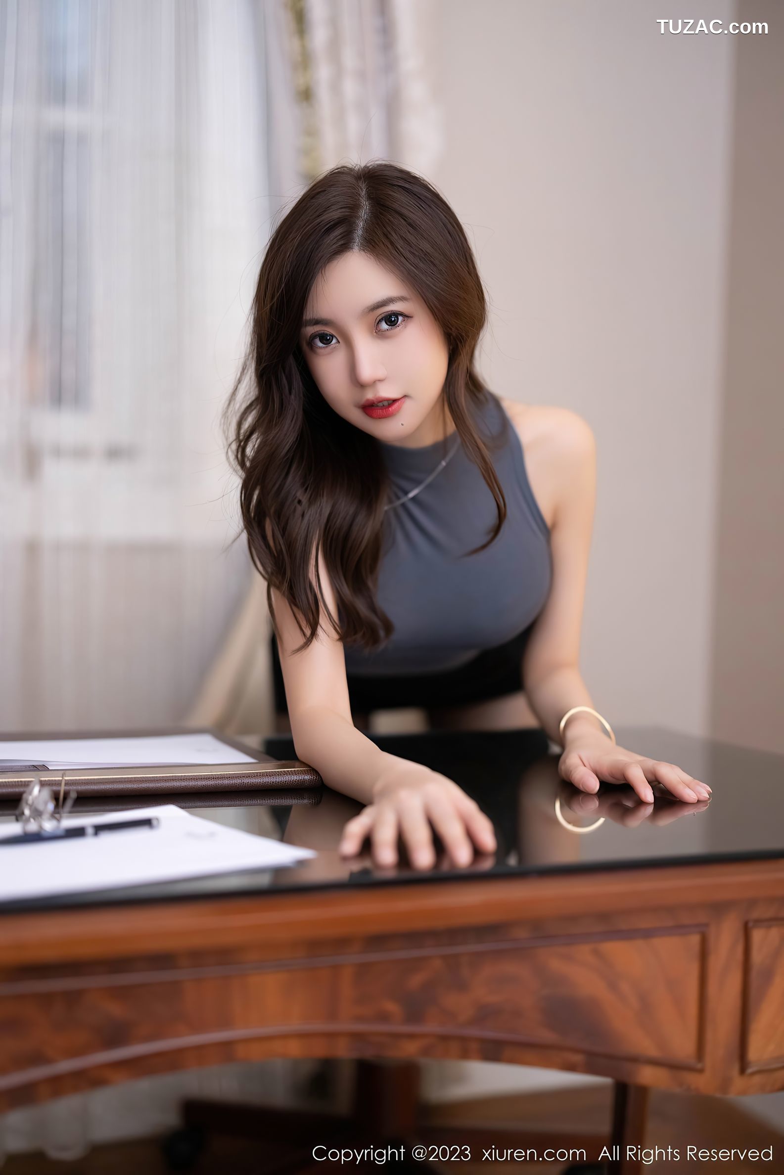 XiuRen秀人网-6395-绮里嘉Ula-深灰色收身上衣黑短裙灰色内衣-2023.03.10