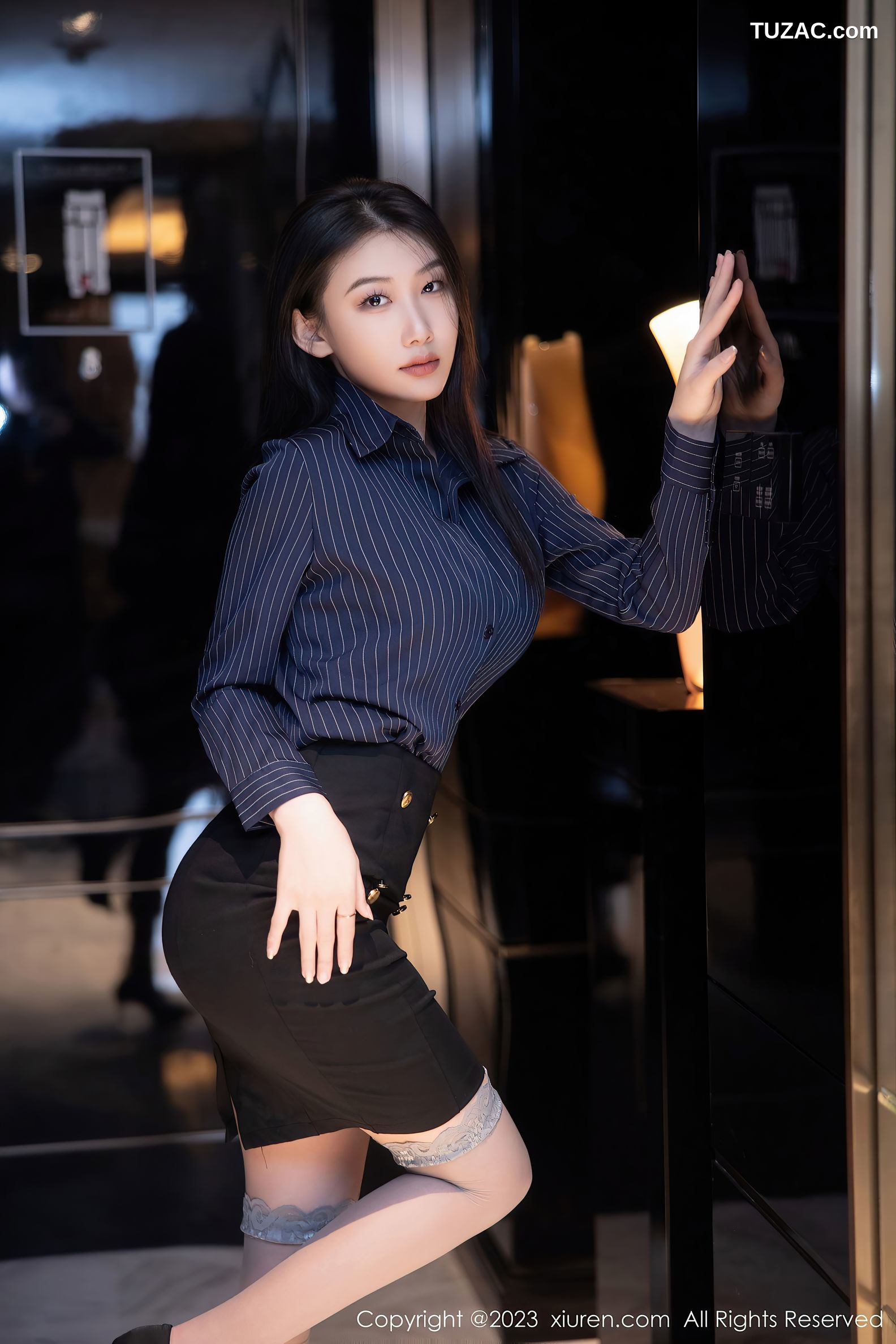 XiuRen秀人网-6418-李佳芮Cherie-深色条纹服短裙黑色蕾丝情趣内衣-2023.03.15