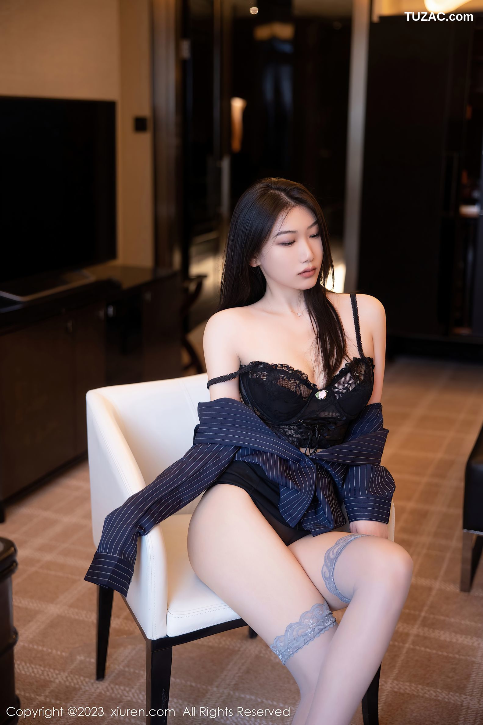 XiuRen秀人网-6418-李佳芮Cherie-深色条纹服短裙黑色蕾丝情趣内衣-2023.03.15