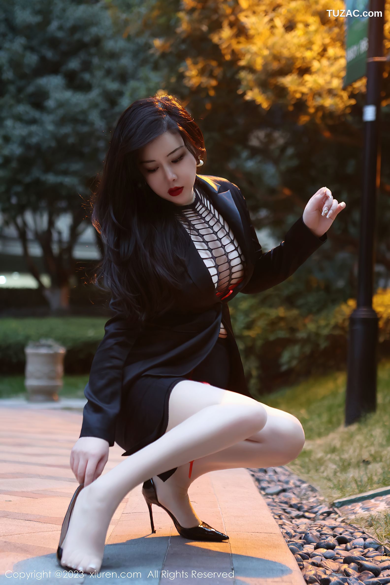 XiuRen秀人网-6421-王婉悠Queen-浅黑色OL服红色情趣内衣-2023.03.16