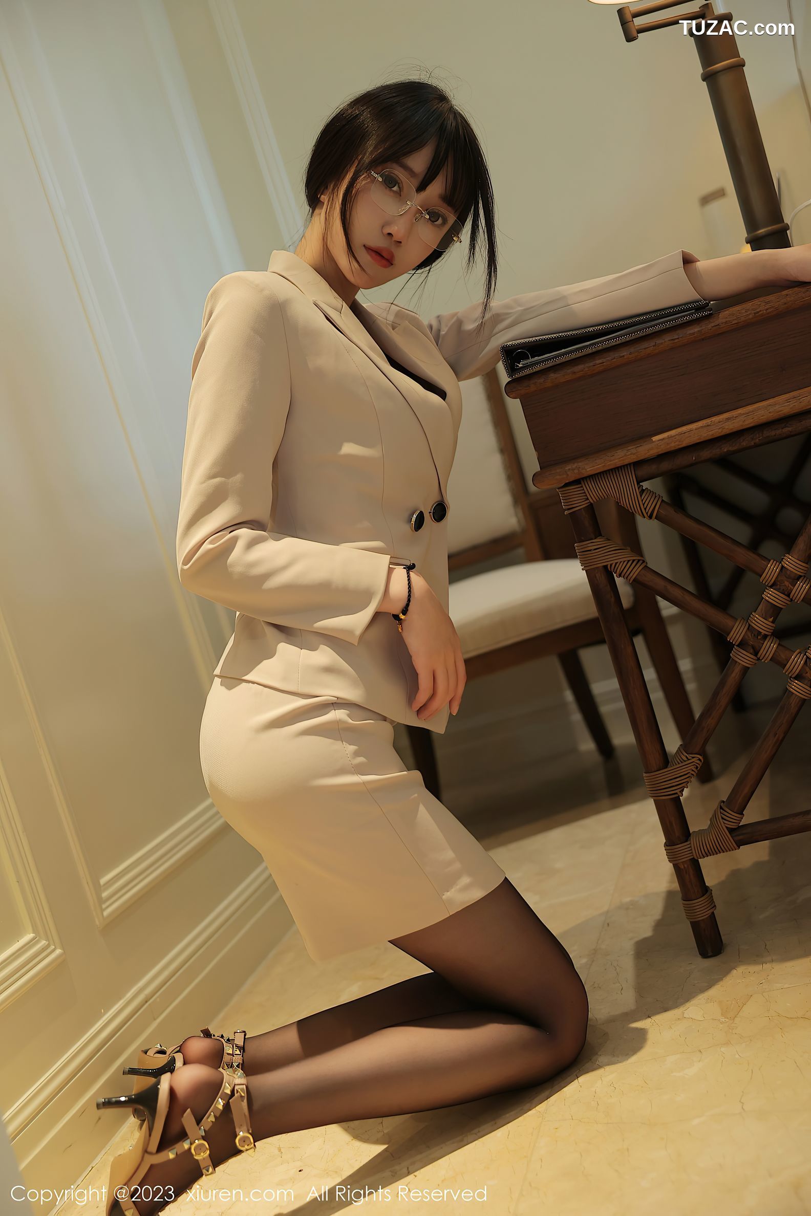 XiuRen秀人网-6428-玥儿玥er-浅色Ol服饰黑色蕾丝内衣超薄黑丝-2023.03.17